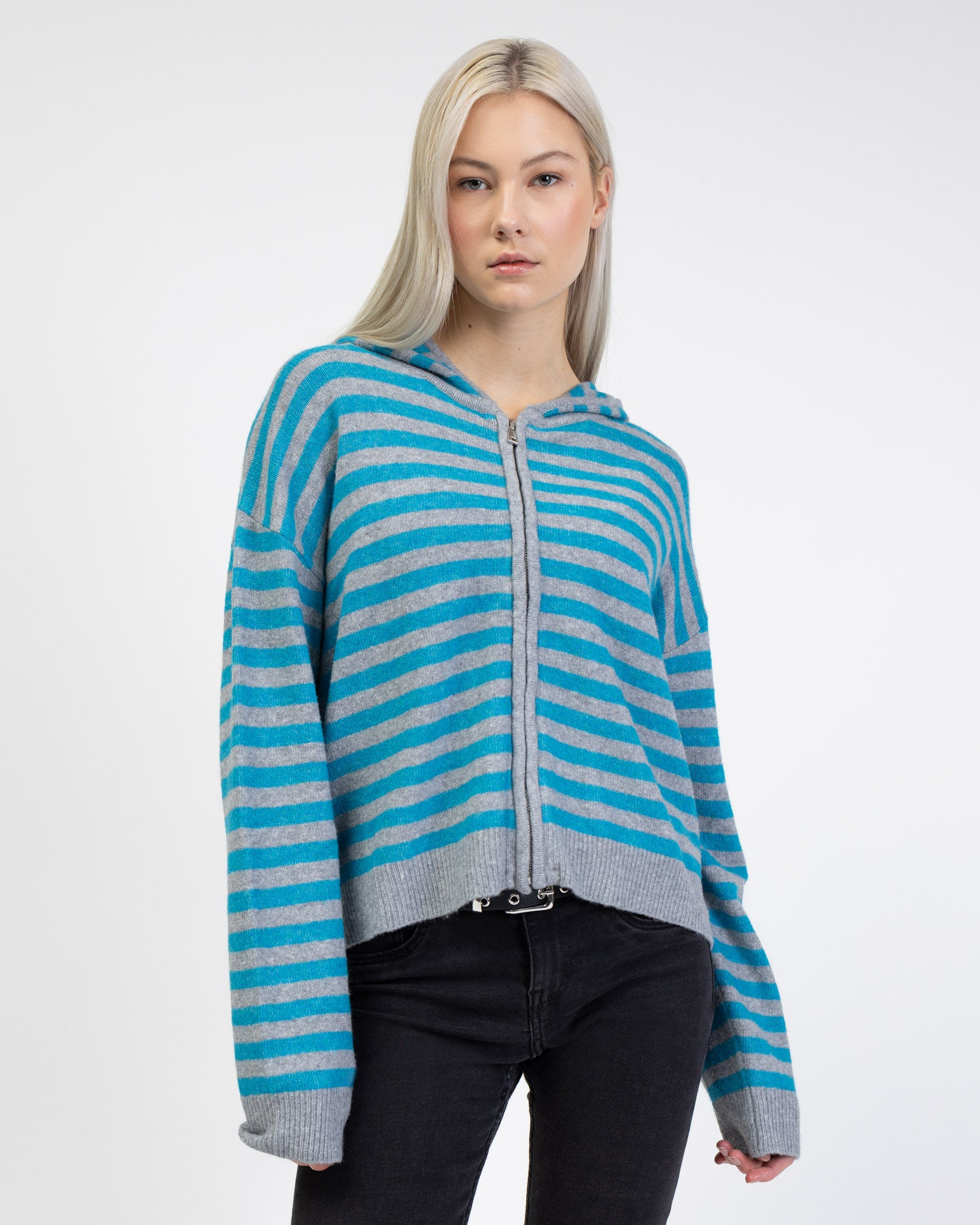 Gestreifte Strickjacke mit Kapuze