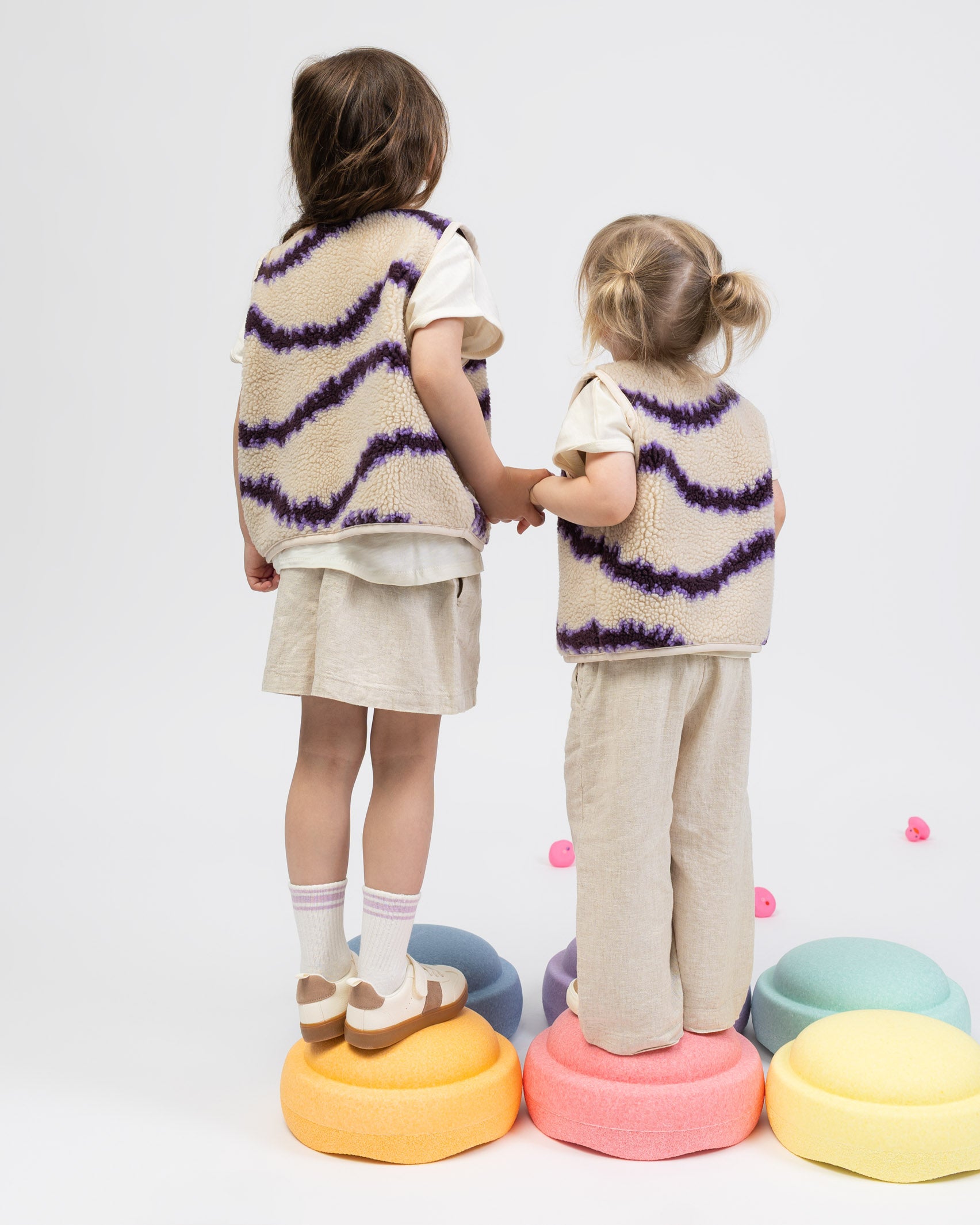 Teddy Kinderweste mit abstraktem Print