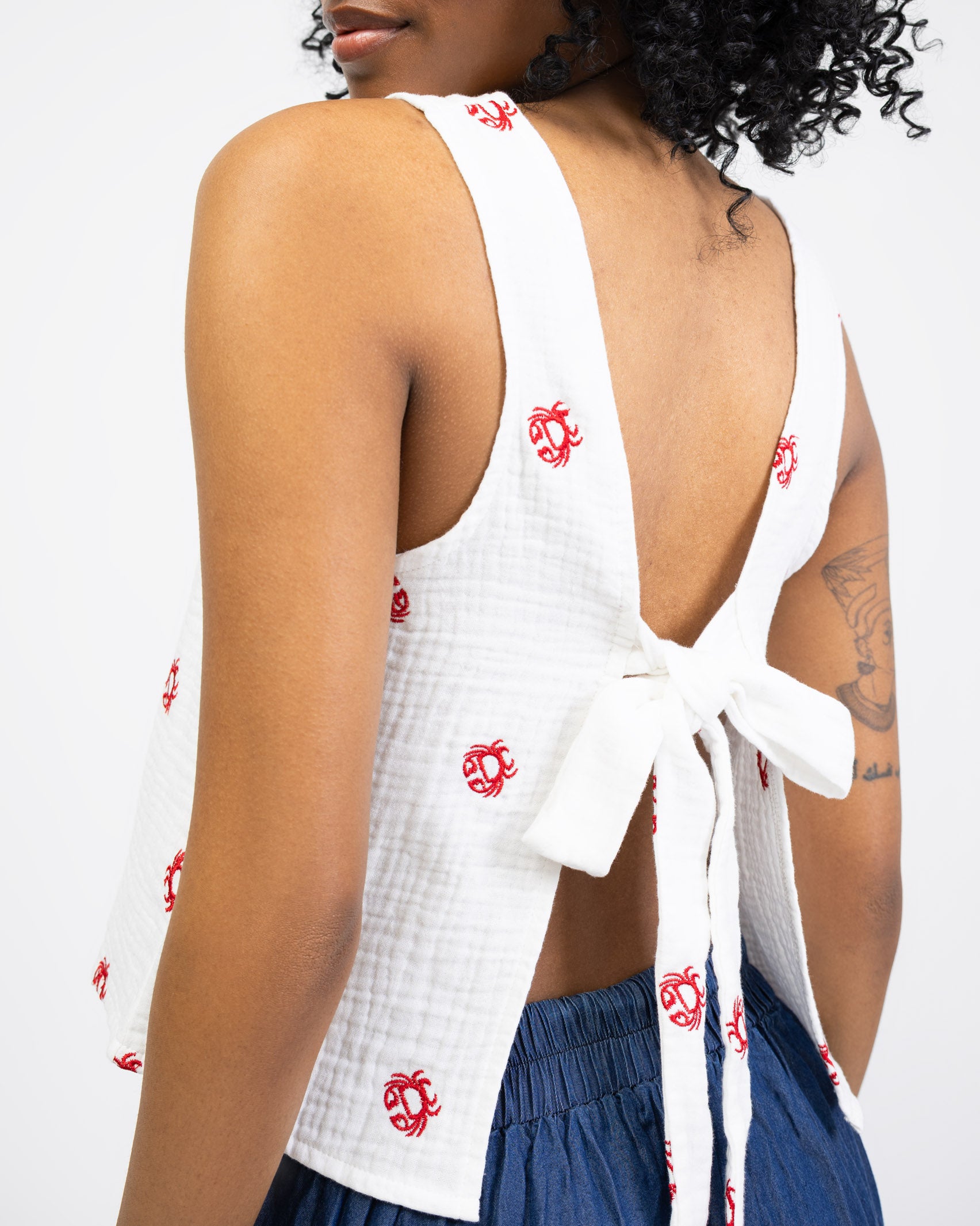 Musselin Top mit Krebs-Stickerei