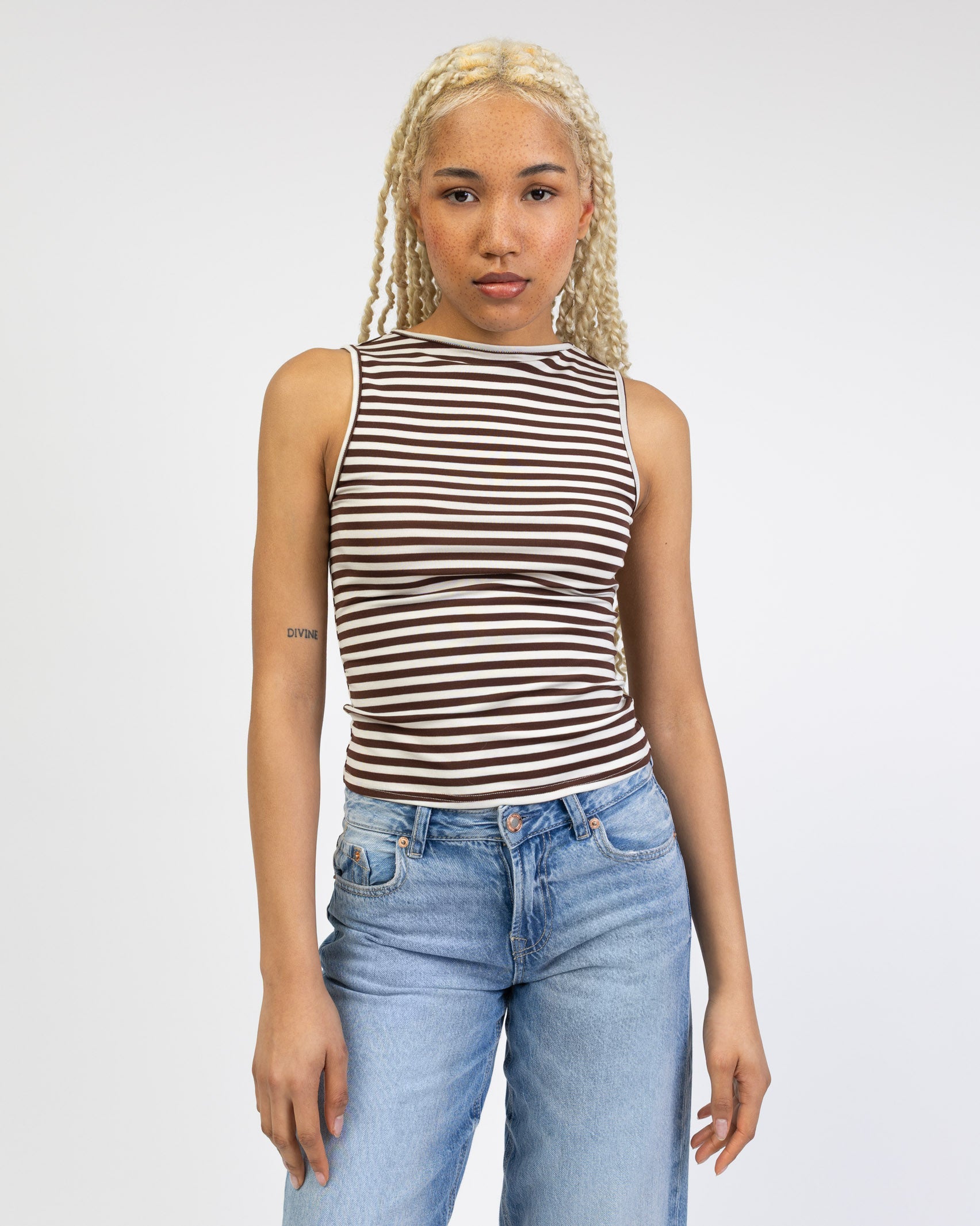 Gestreiftes Top mit U-Boot Ausschnitt