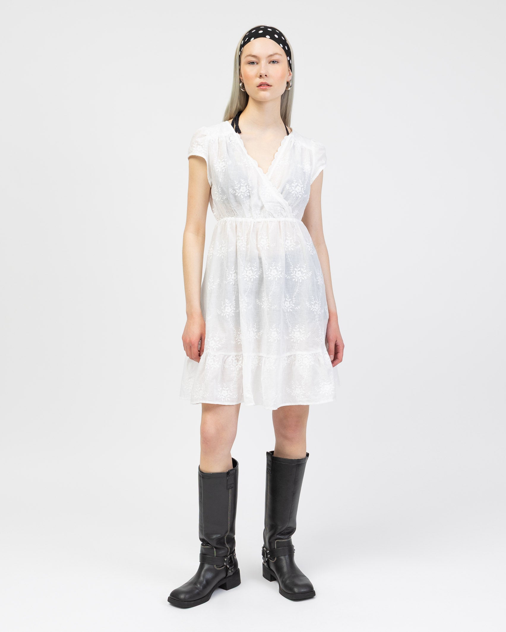 Sommerliches Minikeid in Wickeloptik