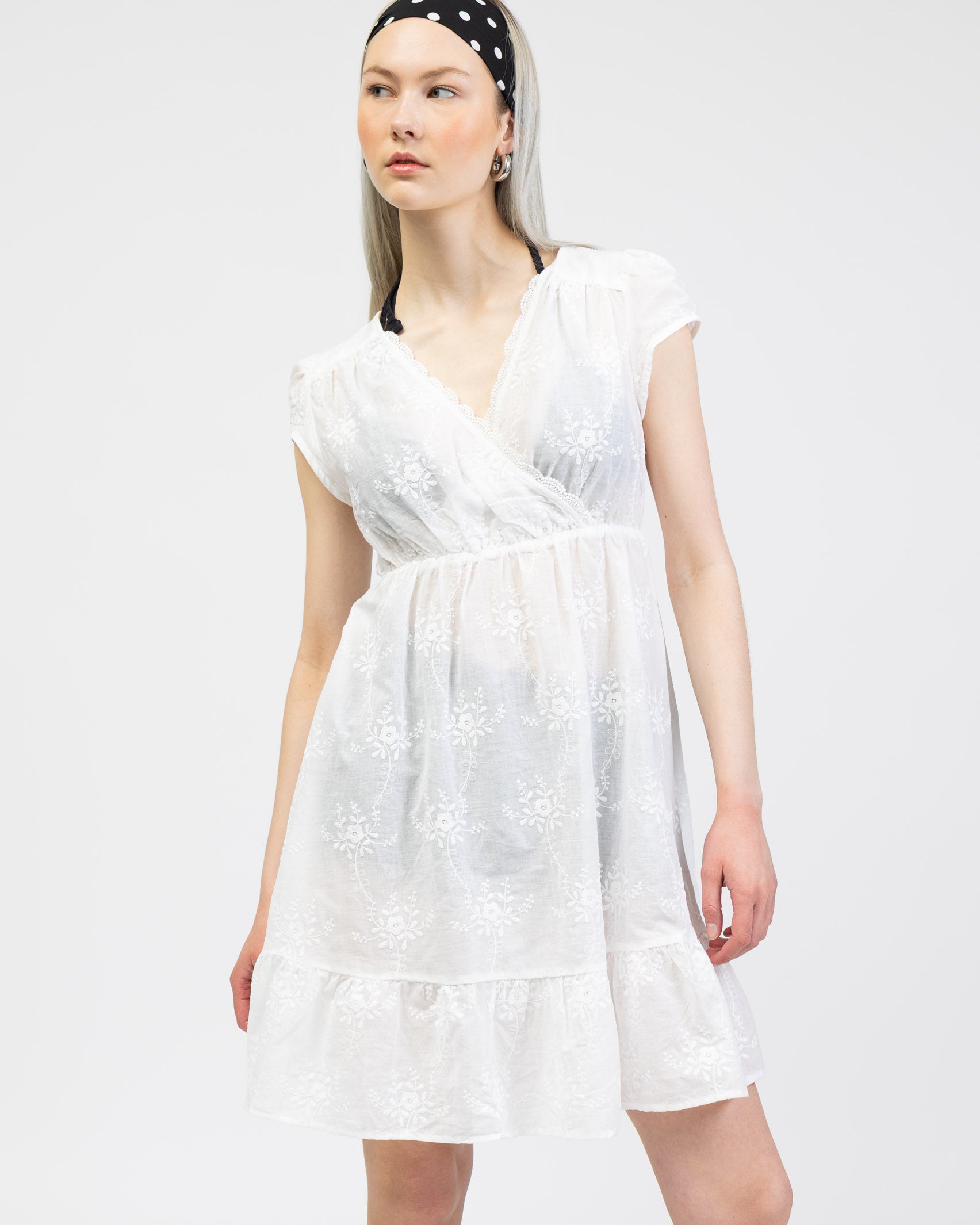 Sommerliches Minikeid in Wickeloptik