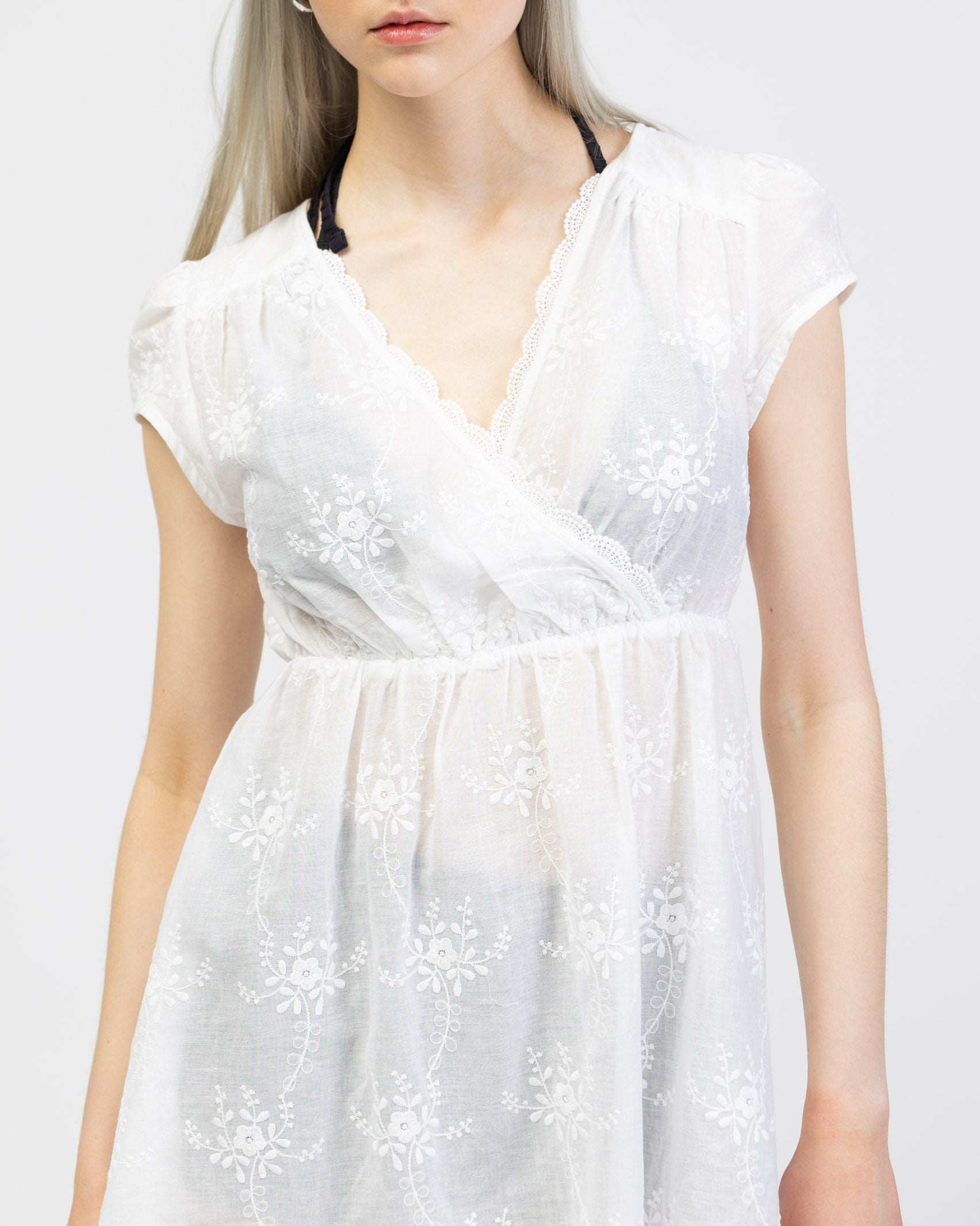 Sommerliches Minikeid in Wickeloptik