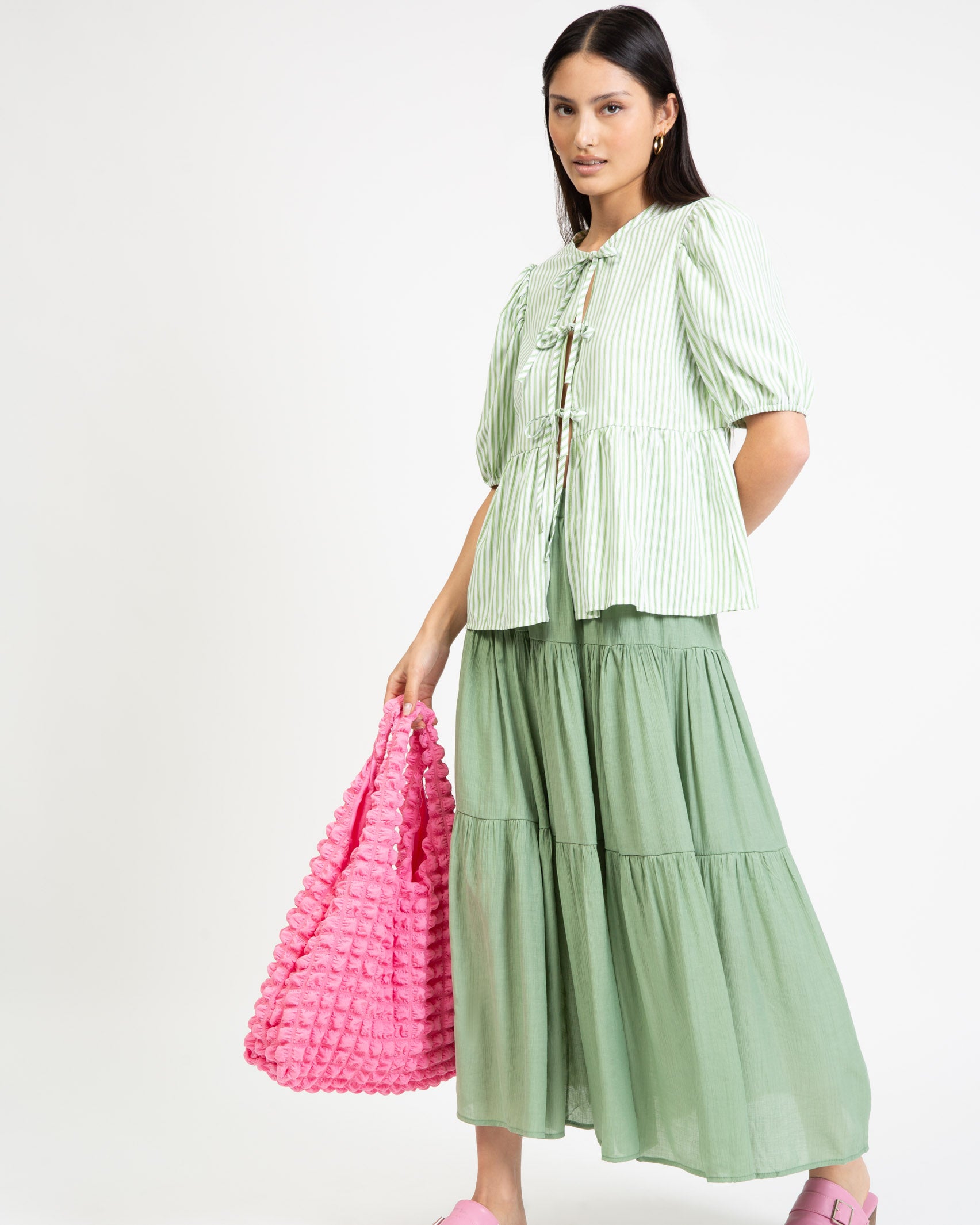 Gestreifte Kurzarmbluse zum Binden