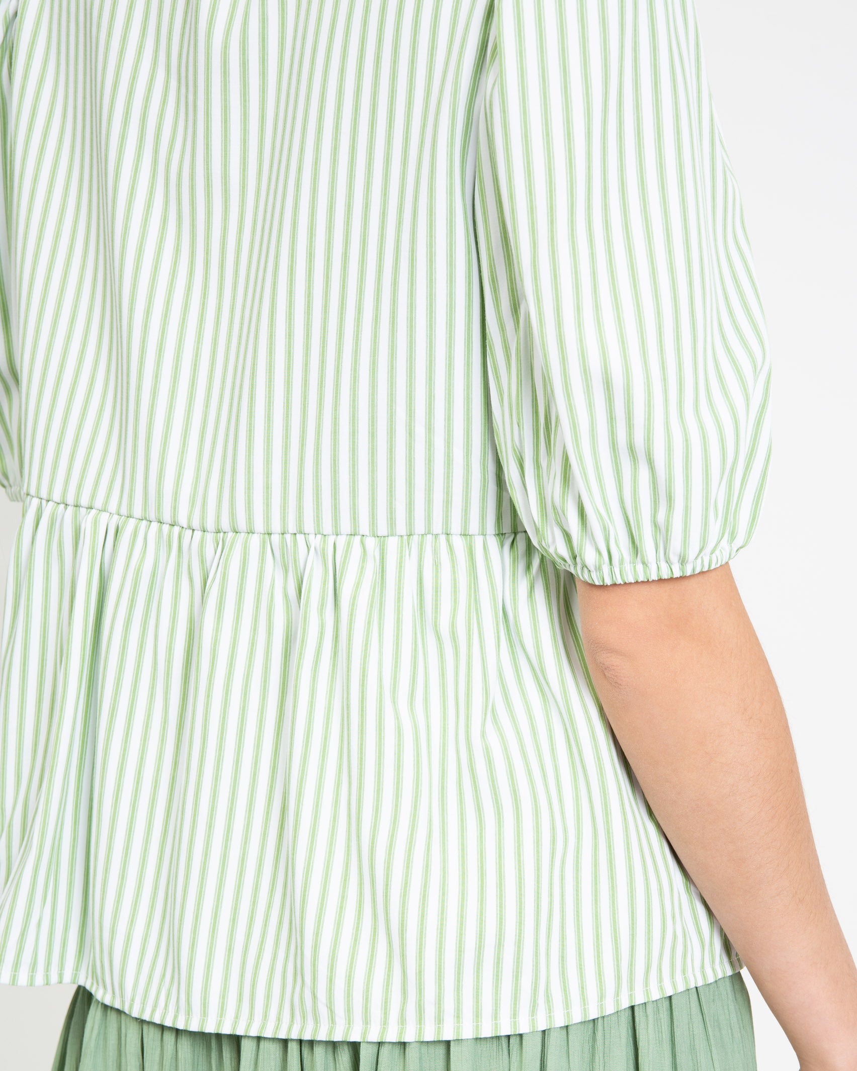 Gestreifte Kurzarmbluse zum Binden