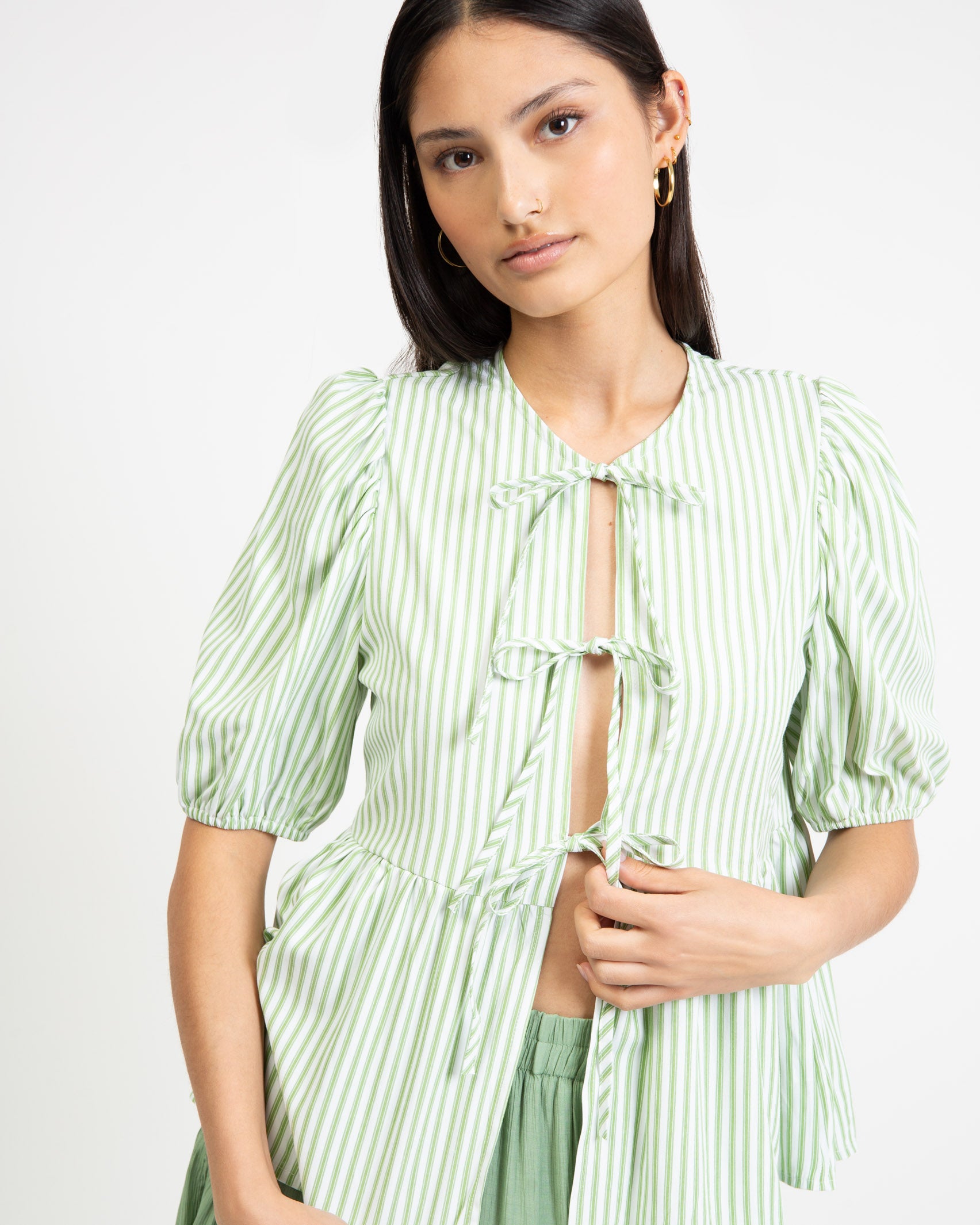 Gestreifte Kurzarmbluse zum Binden