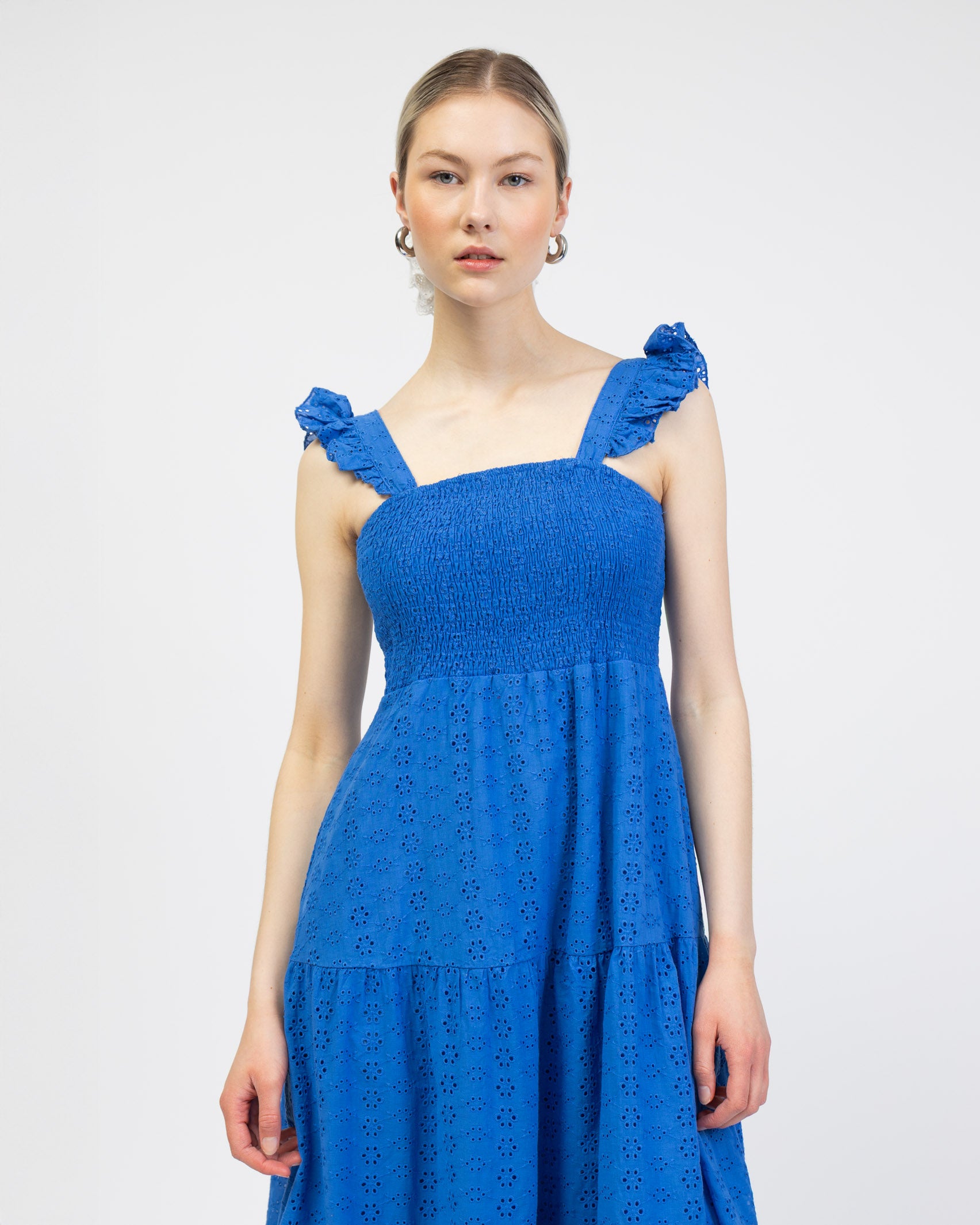 Maxikleid mit Lochstickerei