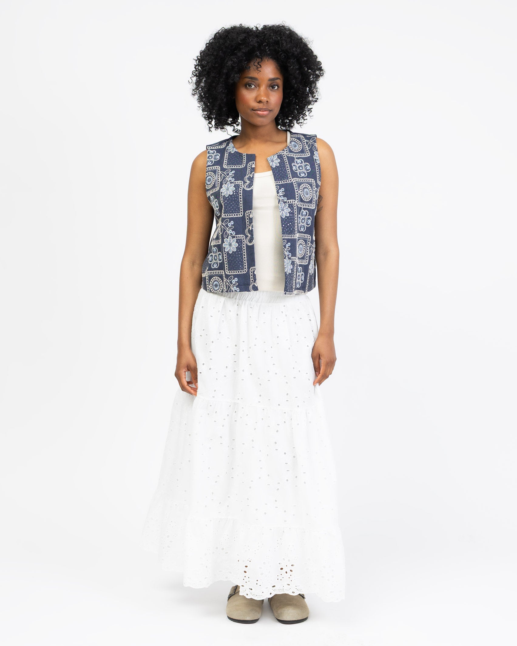 Weste mit sommerlichen Stickereien