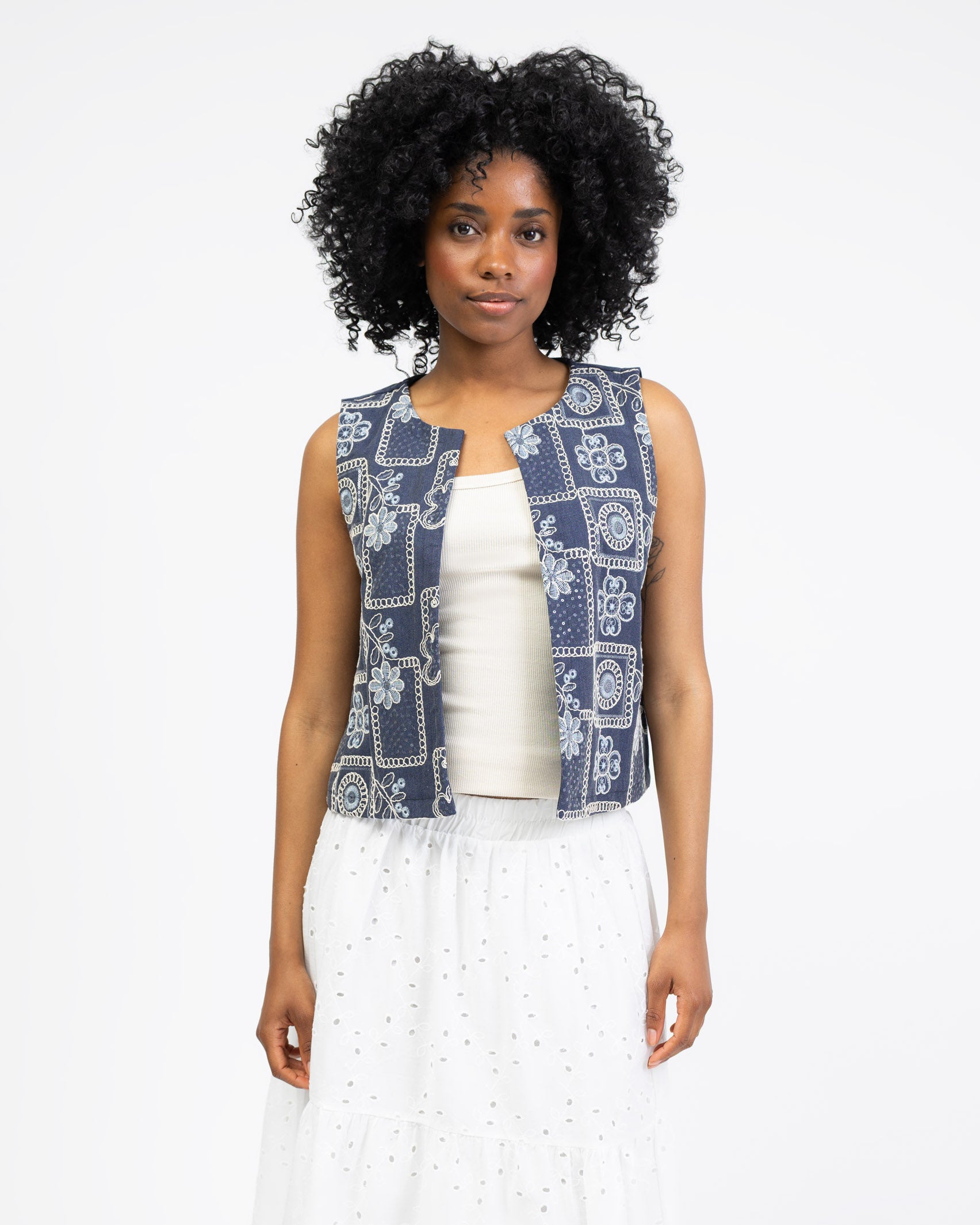 Weste mit sommerlichen Stickereien