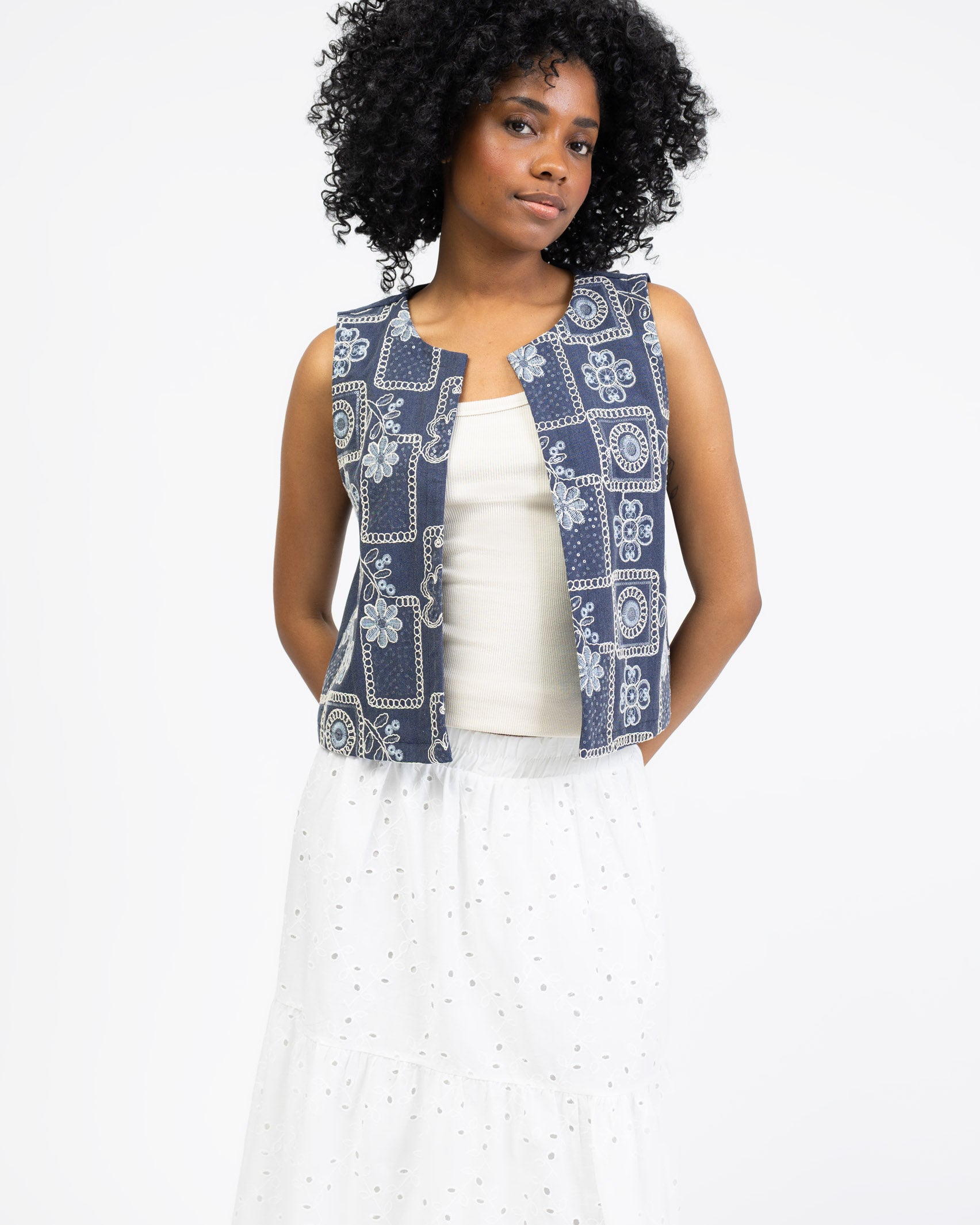 Weste mit sommerlichen Stickereien