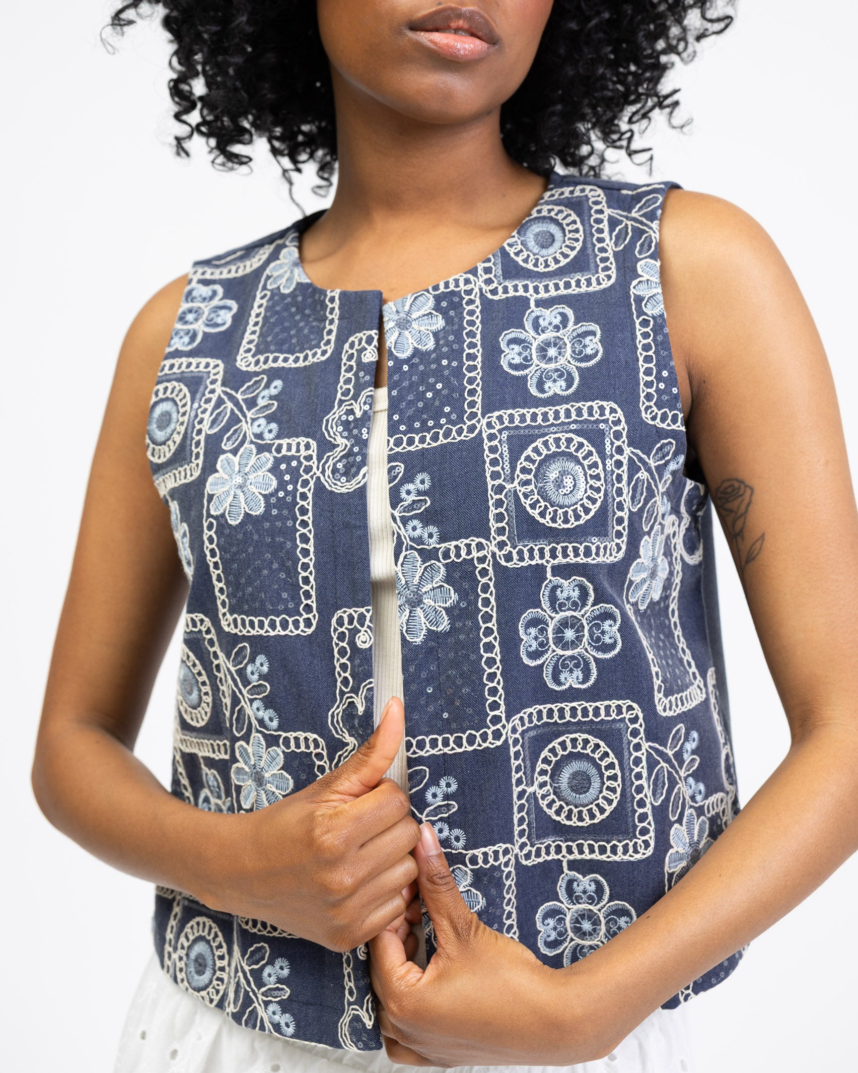 Weste mit sommerlichen Stickereien