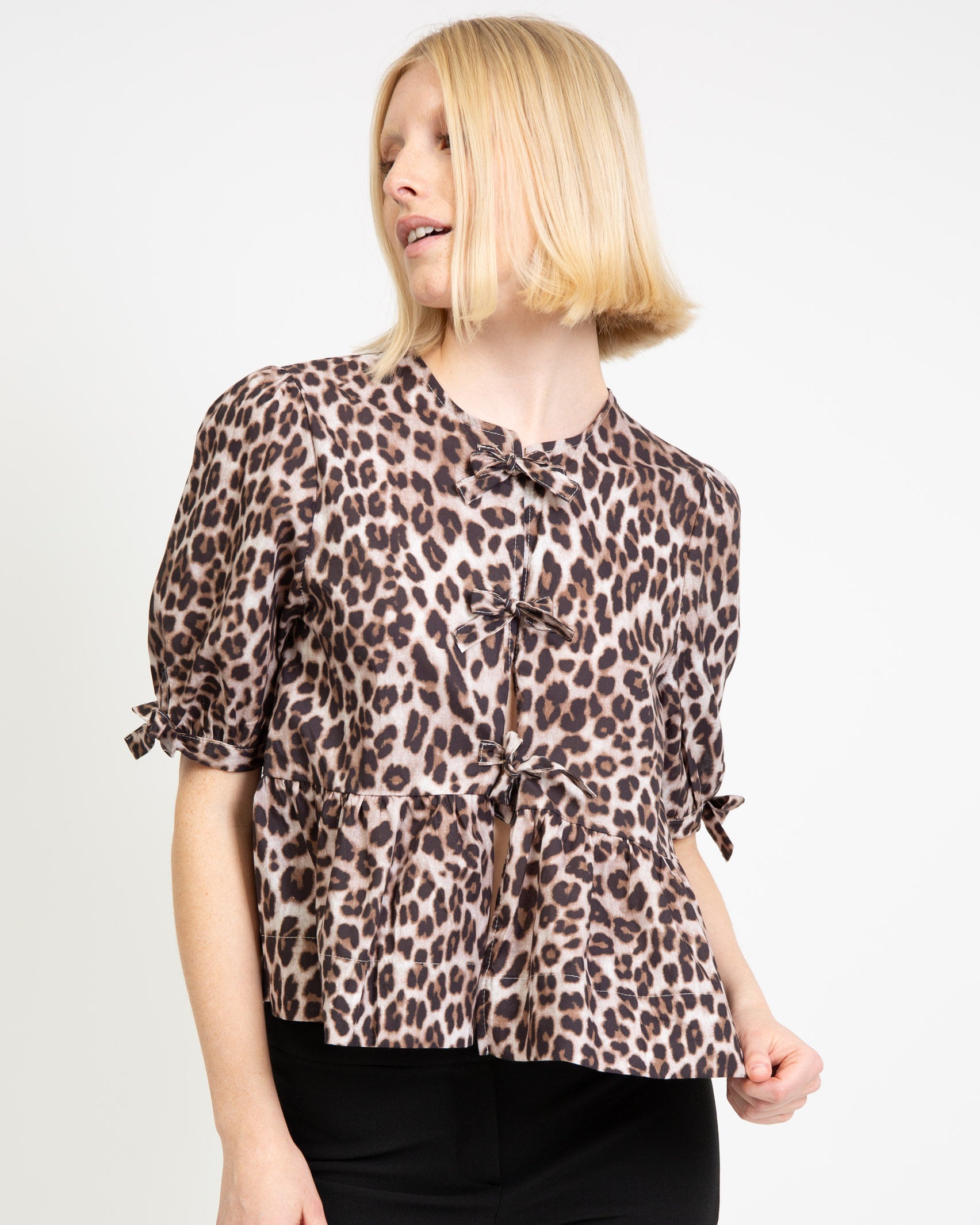 Bluse mit Schleifen in Leoprint-Broke+Schön