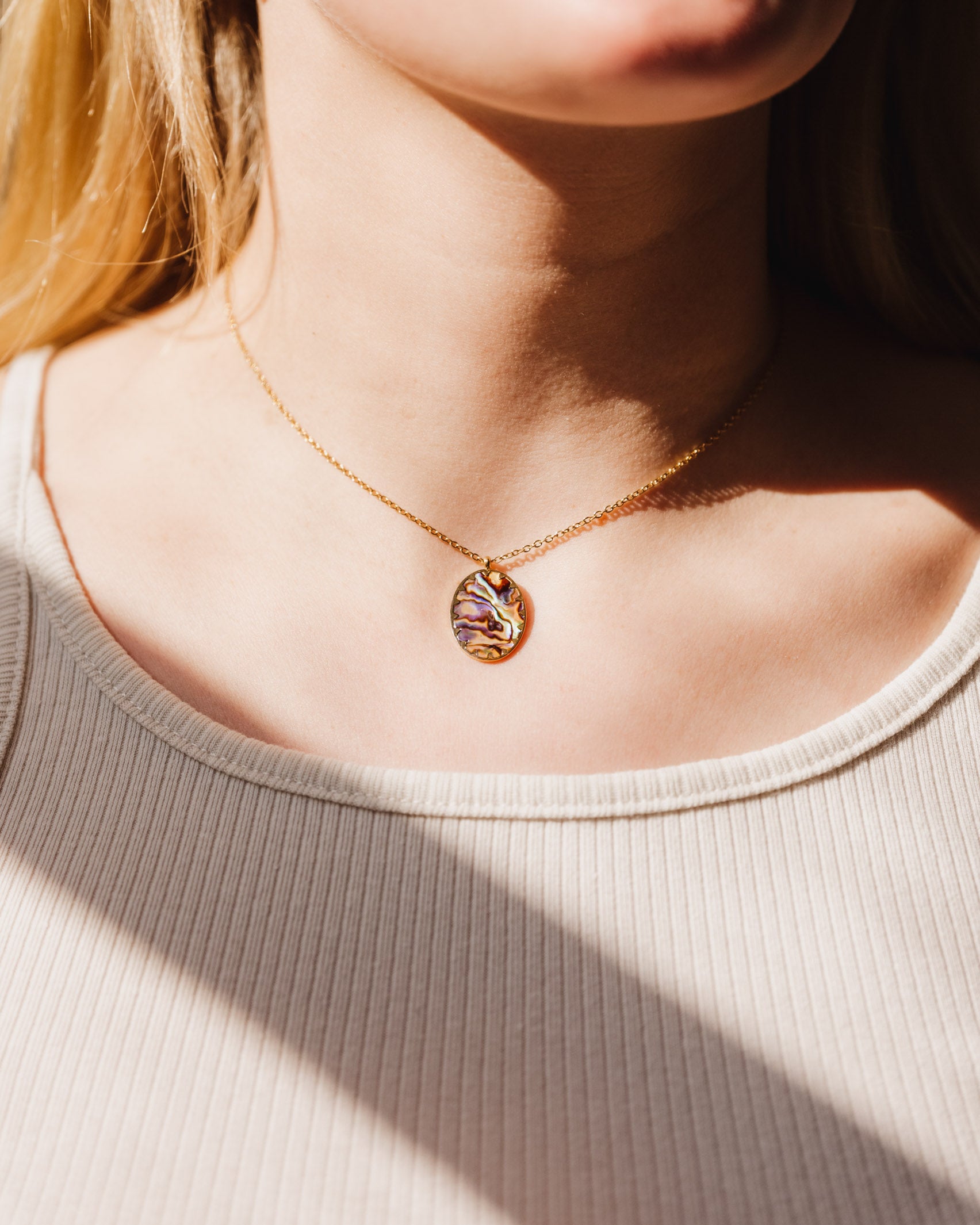 Feine Kette mit ovalem Perlmutt Anhänger - Broke + Schön