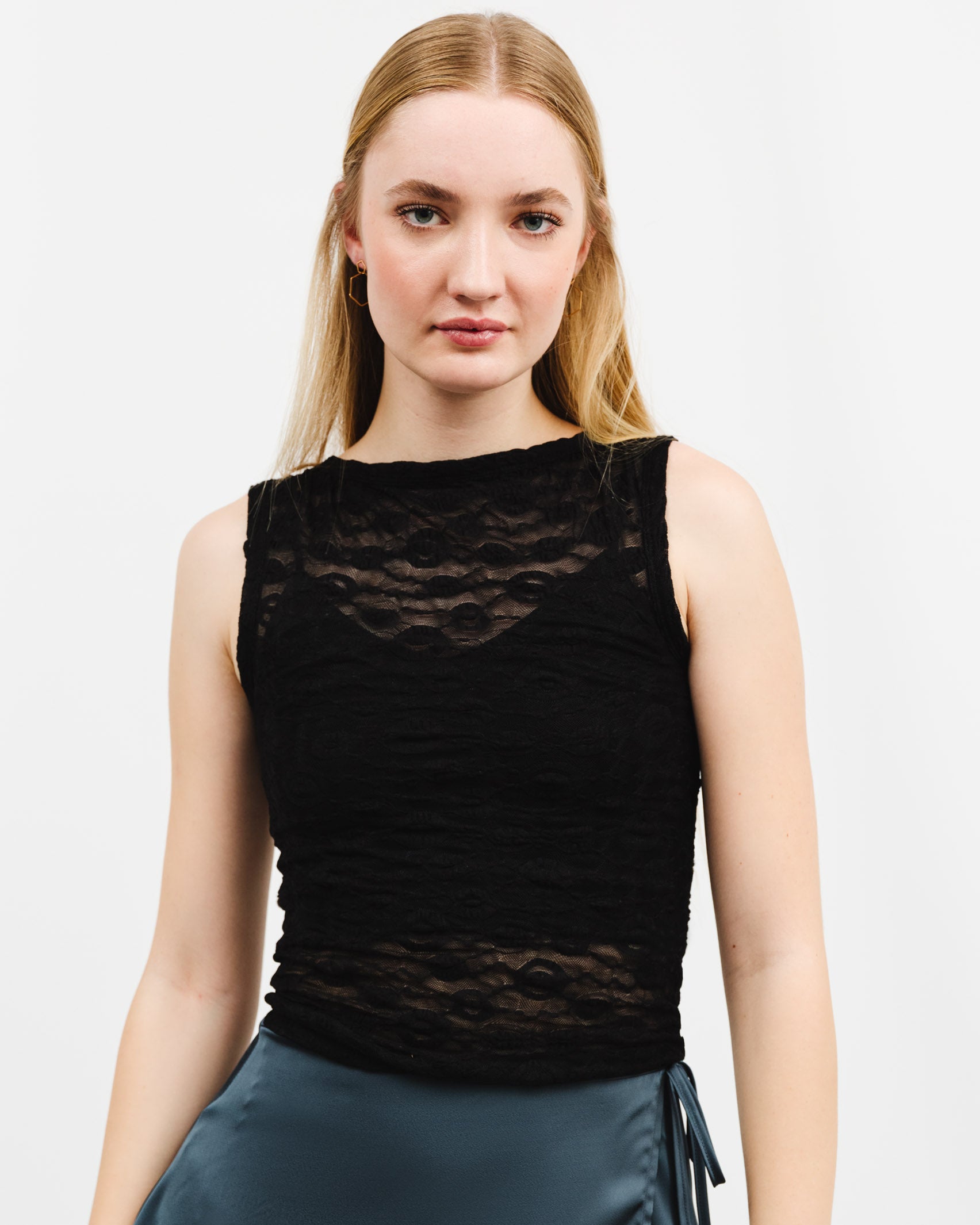 Top mit U-Boot Ausschnitt aus Spitze - Broke + Schön