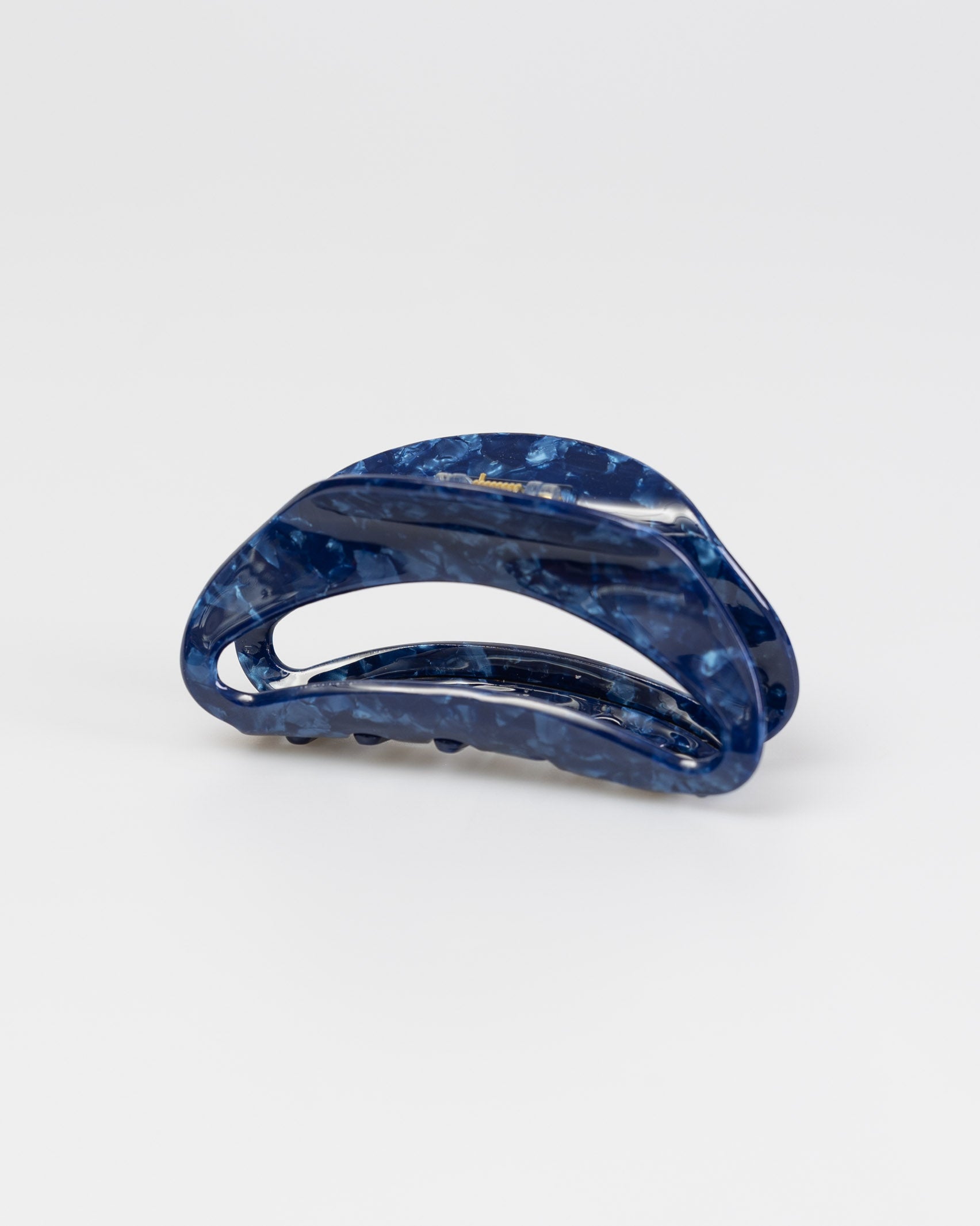 Organisch geformter Haarclip in Blautönen