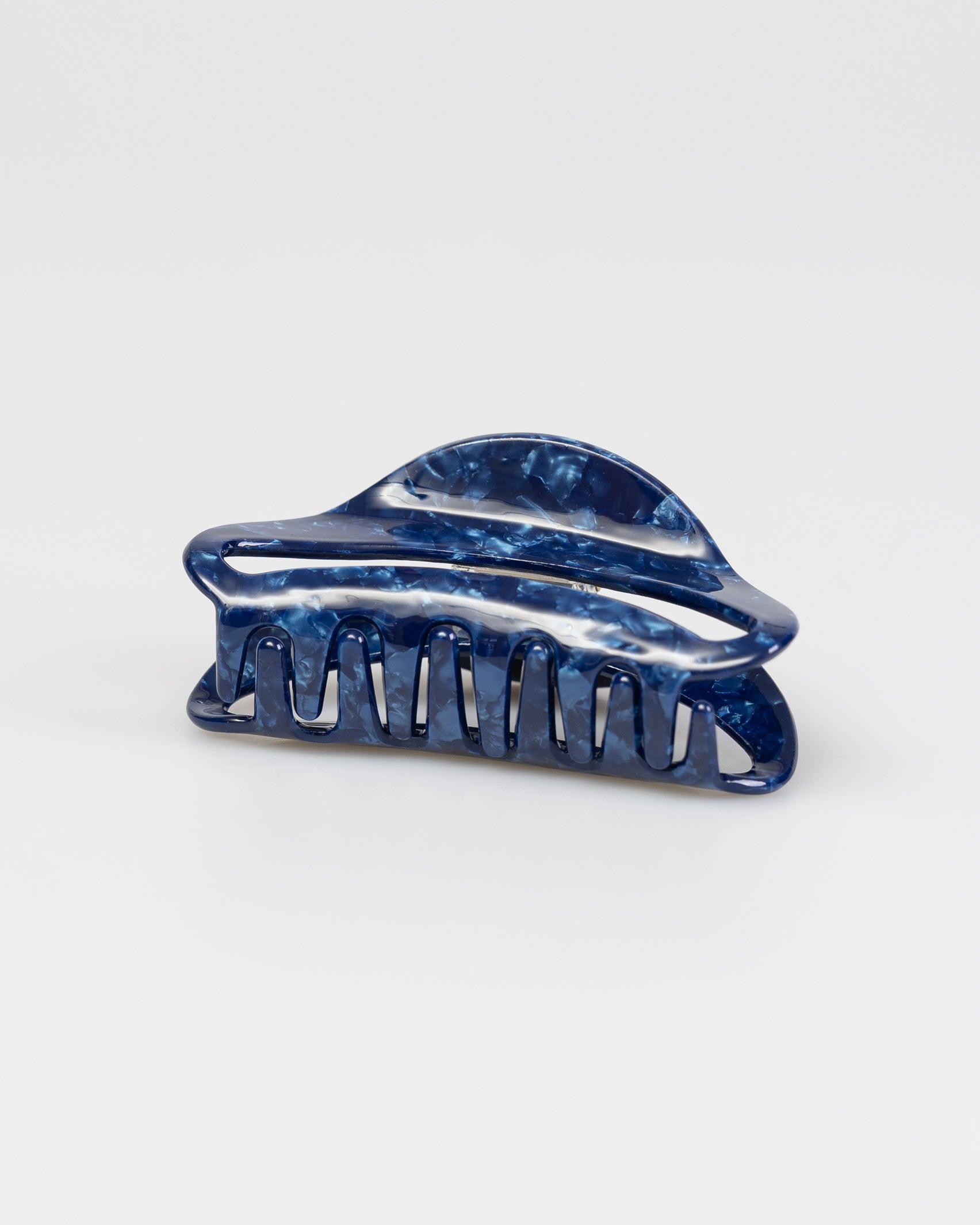 Organisch geformter Haarclip in Blautönen