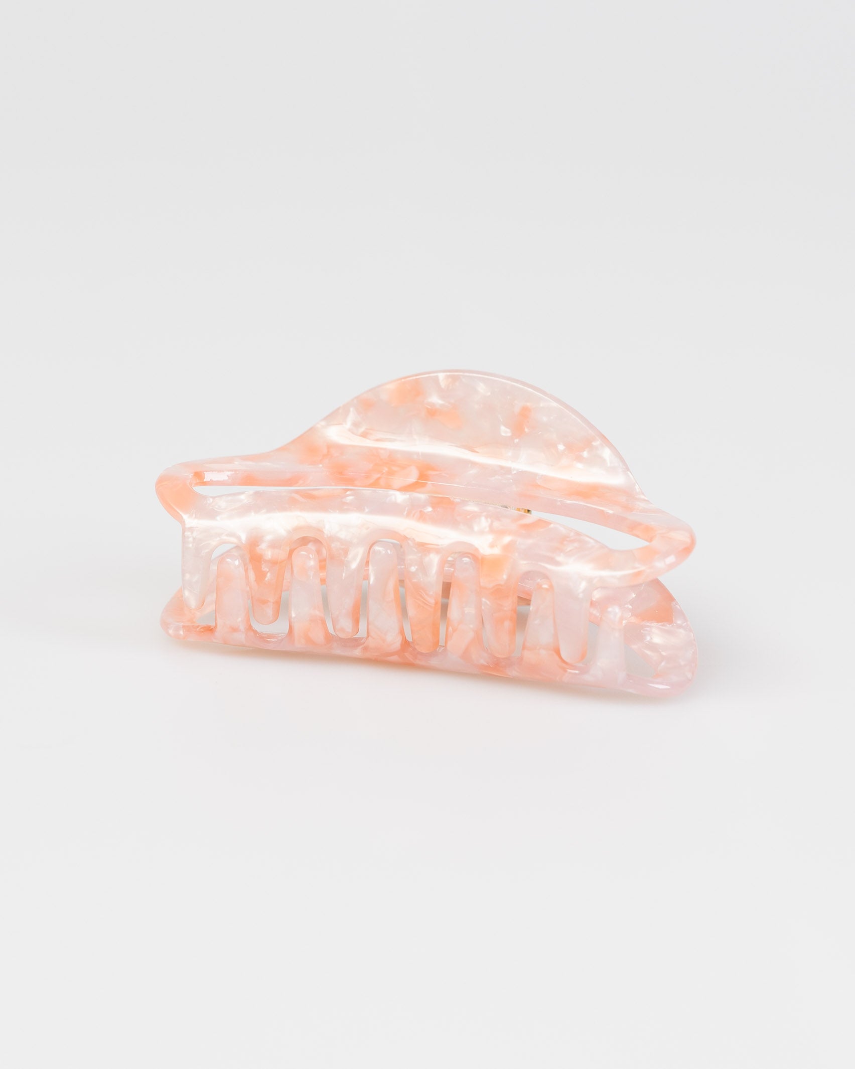 Organisch geformter Haarclip in Rosatönen