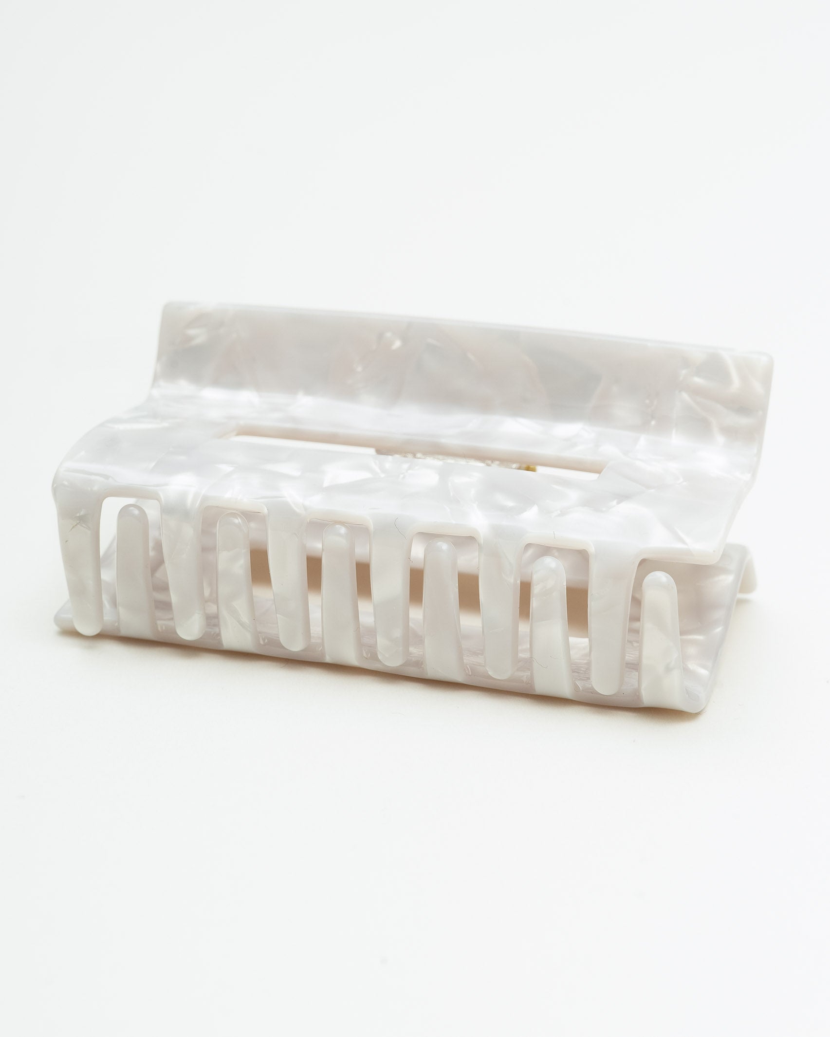 Mittelgroßer, marmorierter Haarclip in Weiß - Broke + Schön