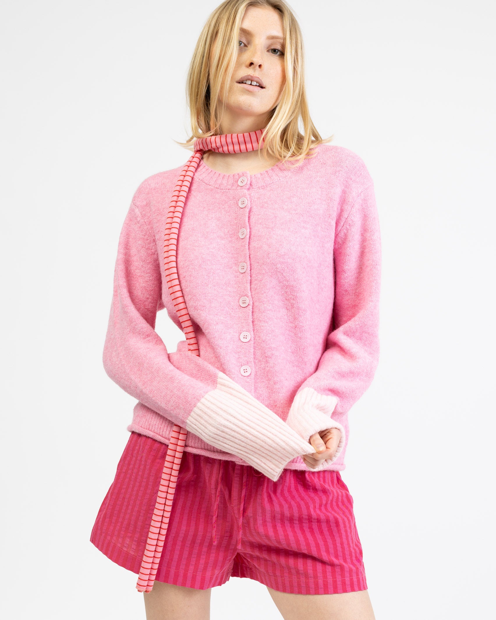 Strickjacke mit abgesetzten Ärmeln