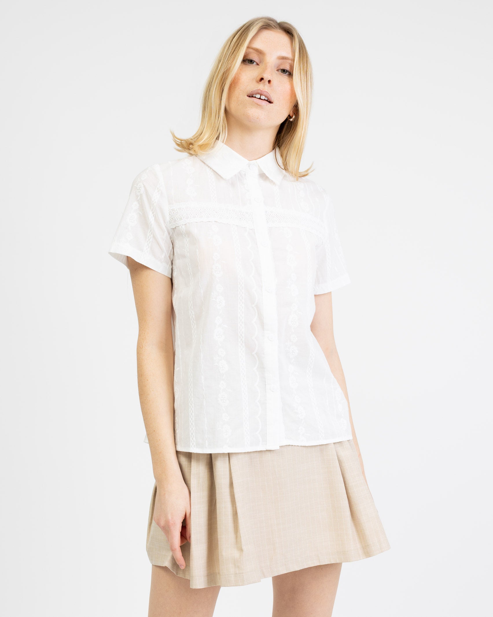 Kurzarmbluse mit Blumenstickerei