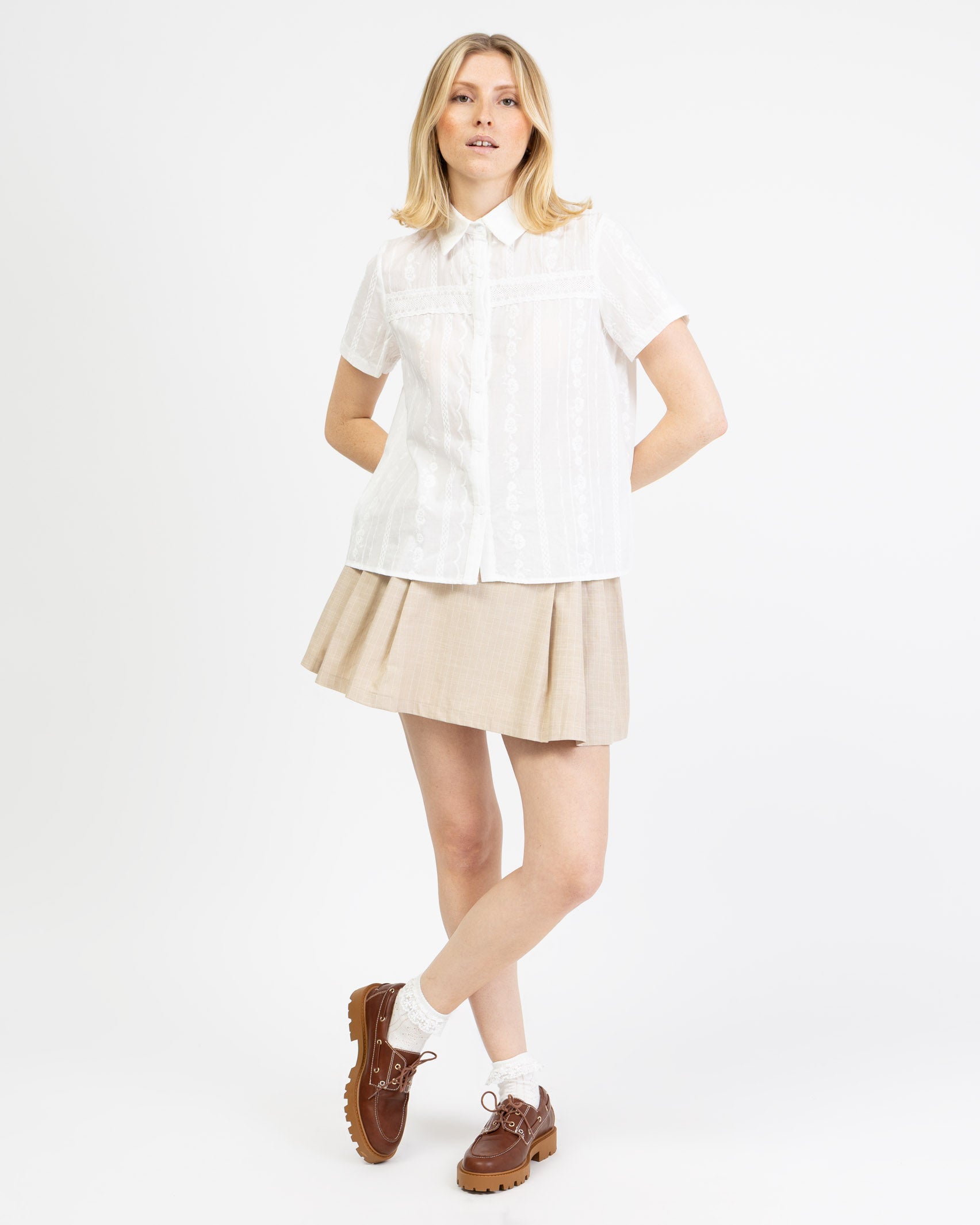 Kurzarmbluse mit Blumenstickerei