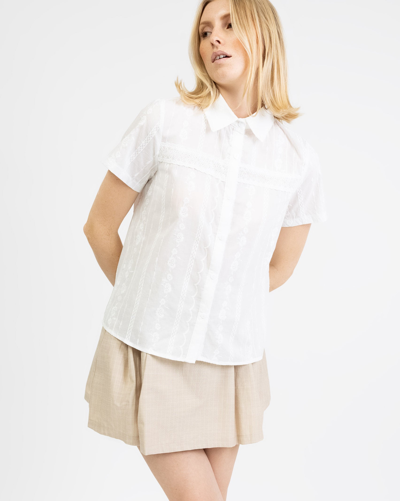 Kurzarmbluse mit Blumenstickerei