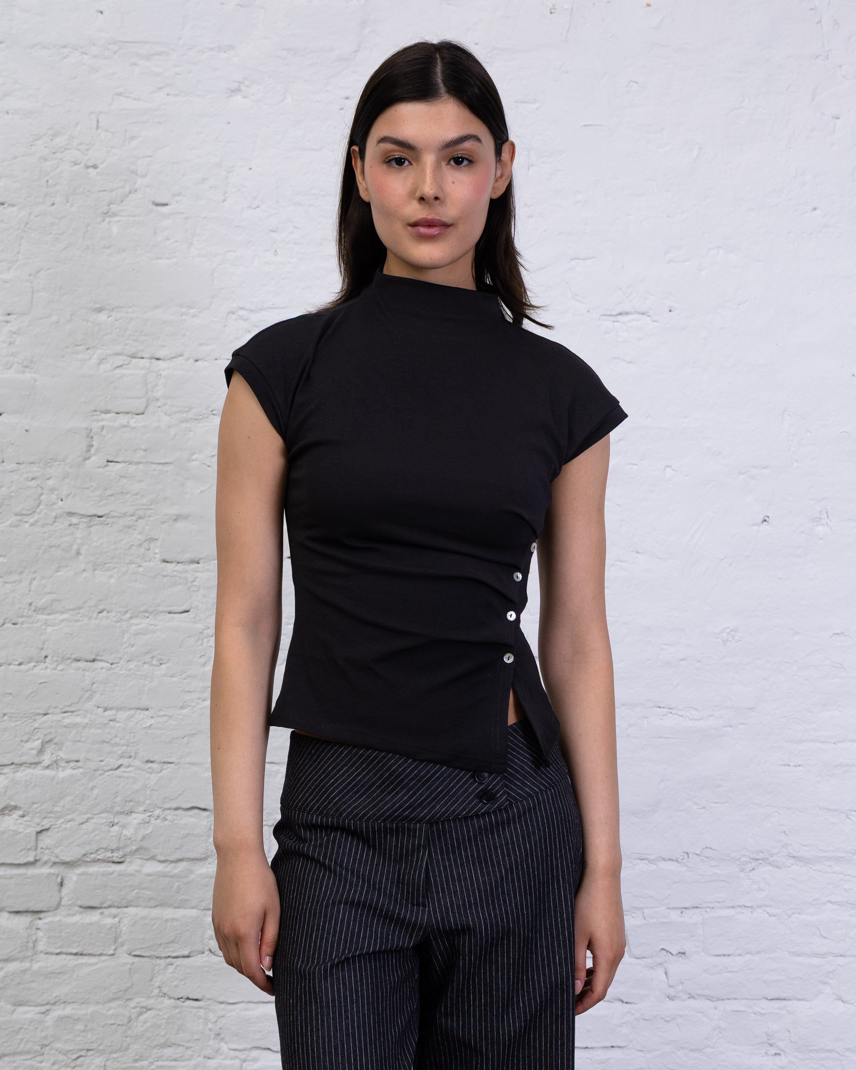 Asymmetrisches Shirt mit Knöpfen