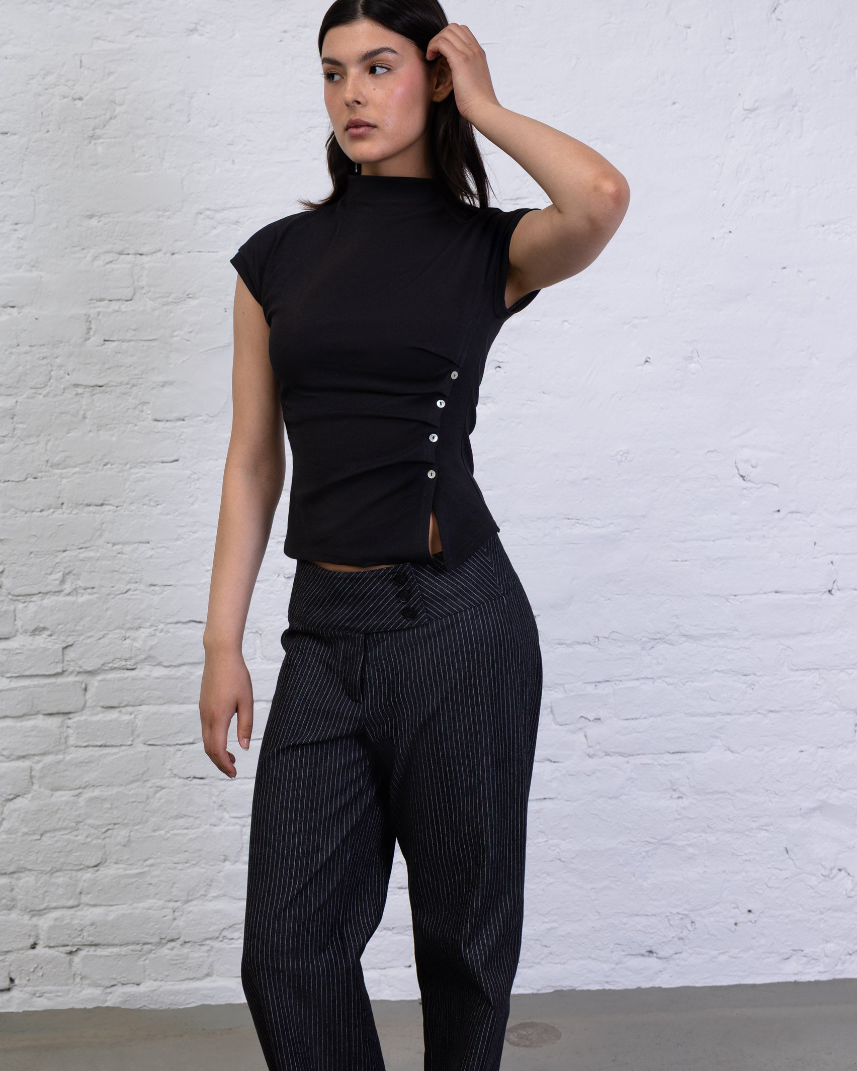 Asymmetrisches Shirt mit Knöpfen