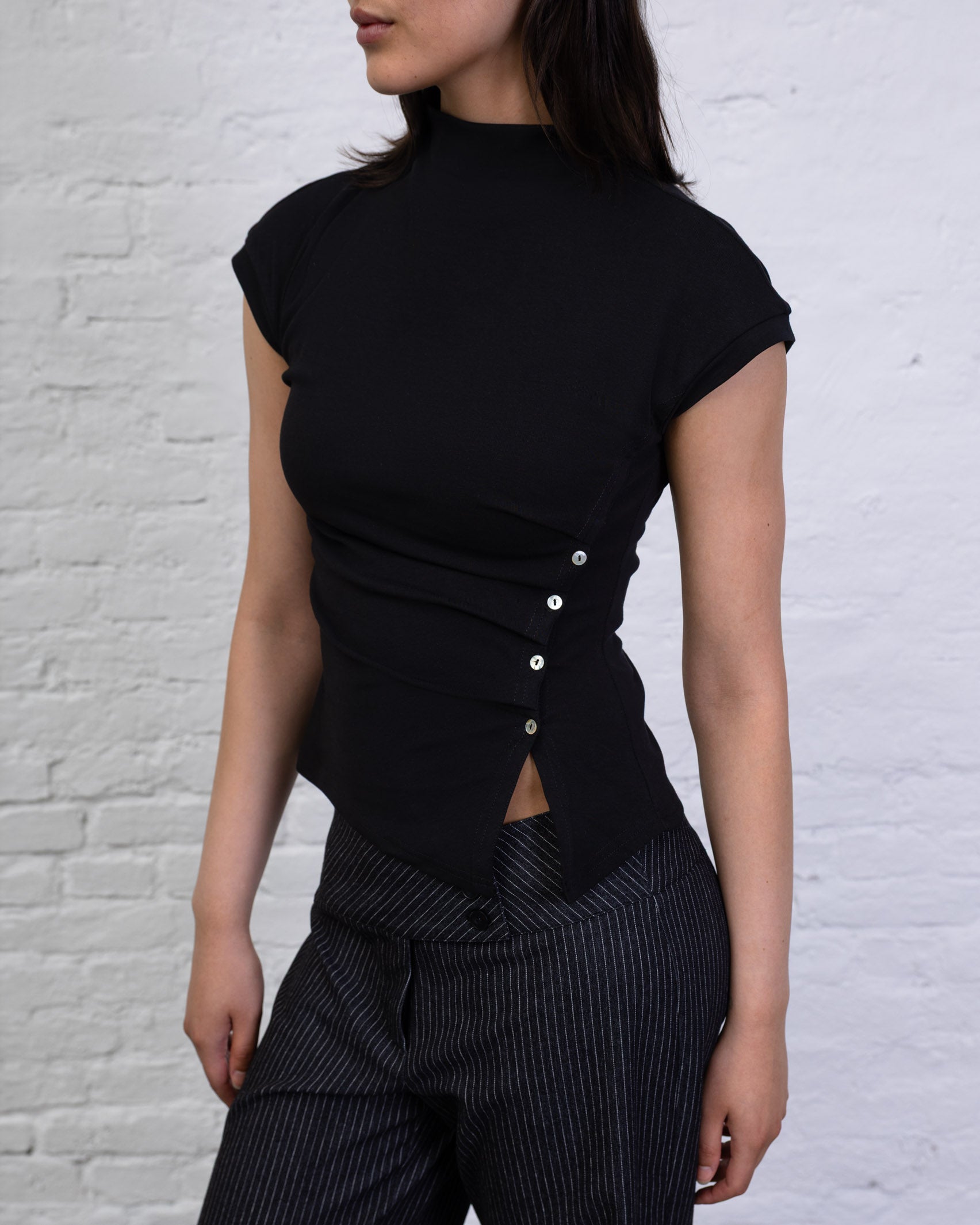 Asymmetrisches Shirt mit Knöpfen