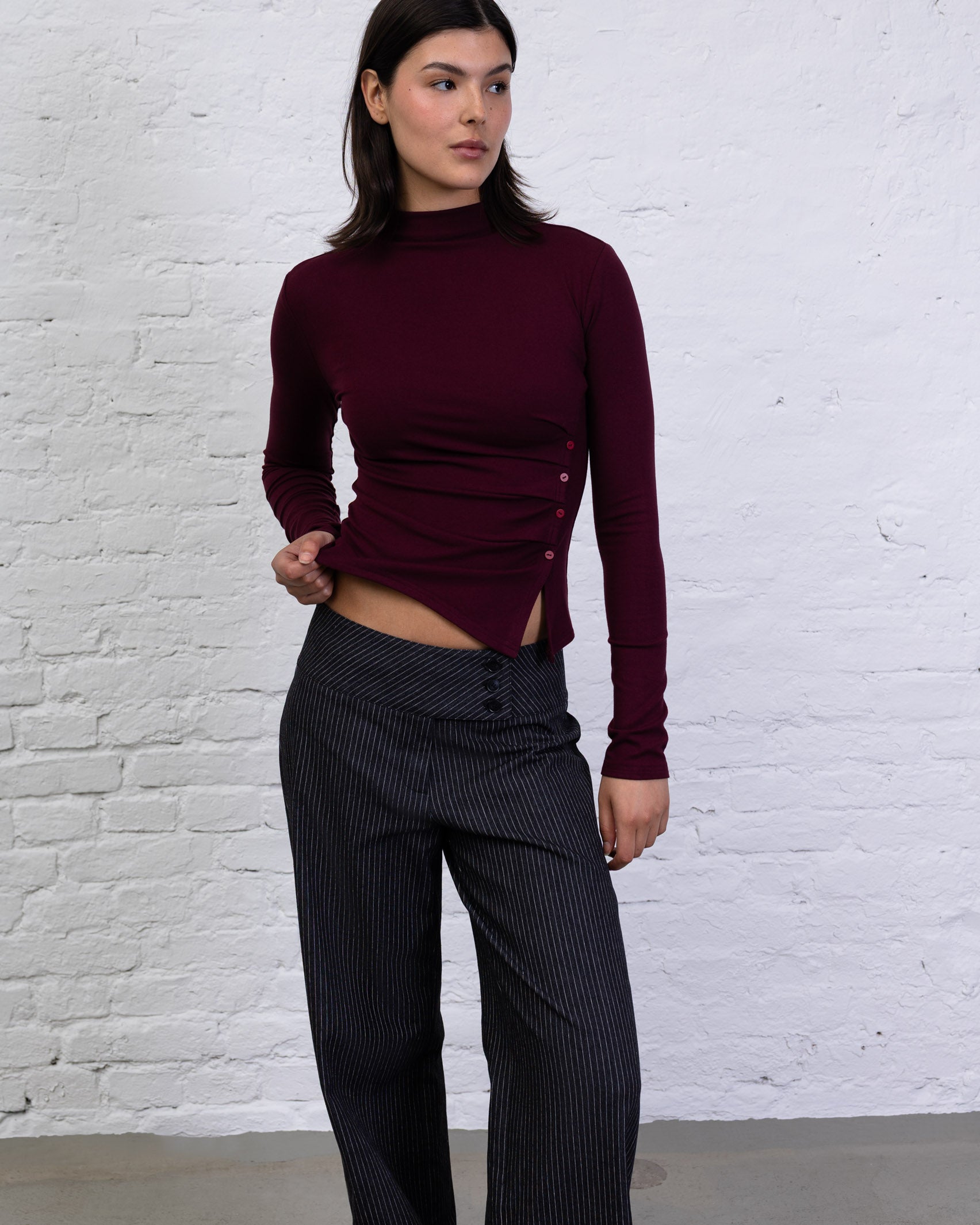 Asymmetrisches Langarmshirt mit Knöpfen
