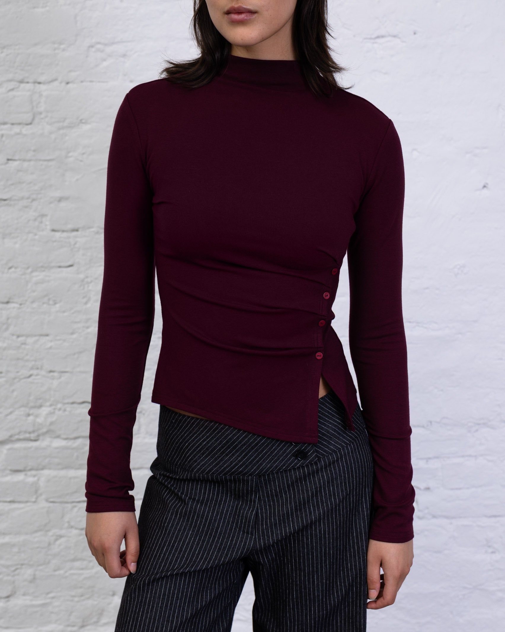 Asymmetrisches Langarmshirt mit Knöpfen