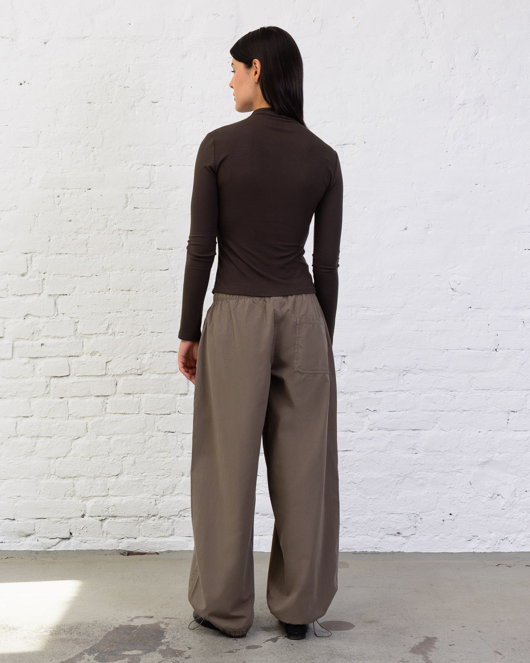 Asymmetrisches Langarmshirt mit Knöpfen