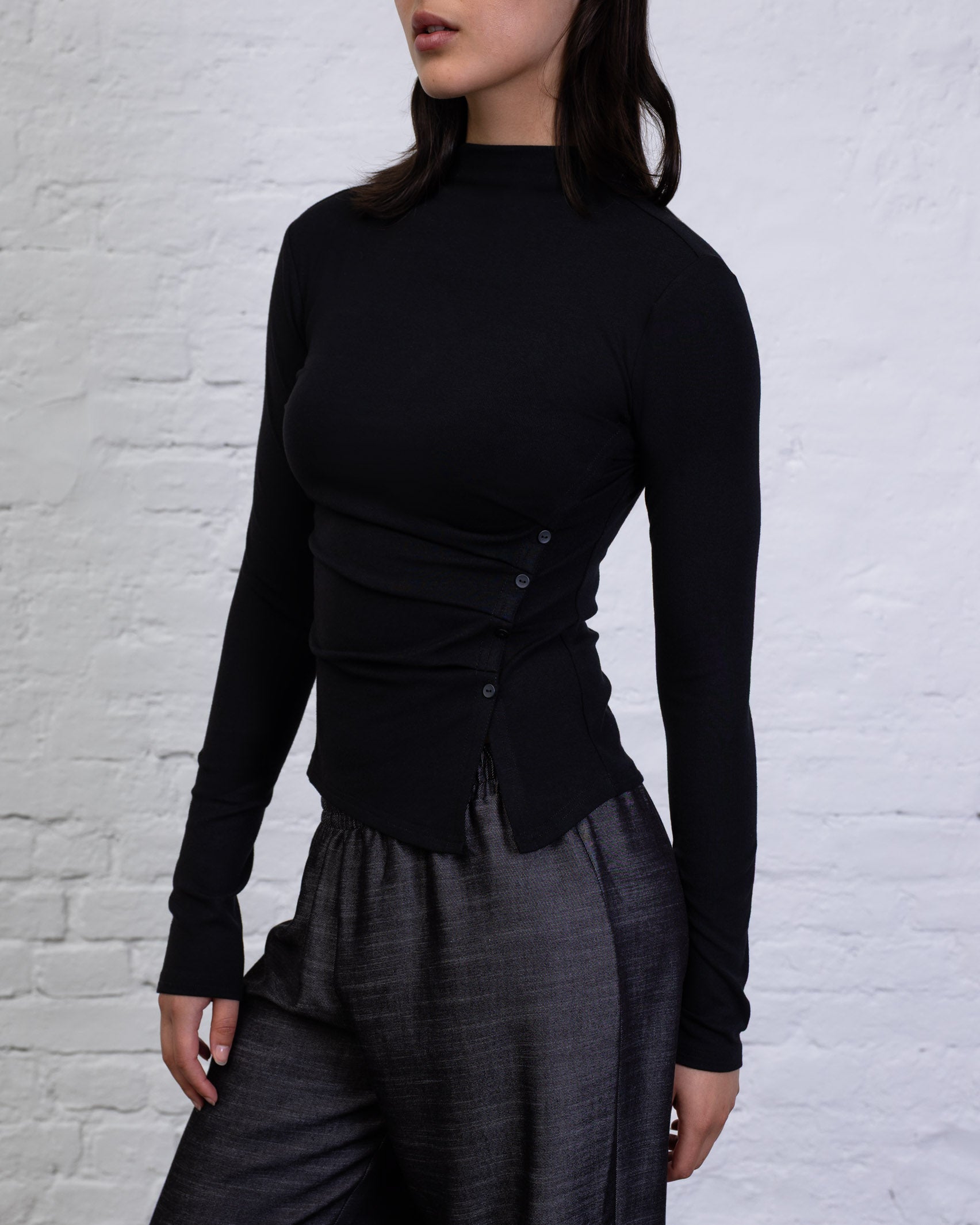 Asymmetrisches Langarmshirt mit Knöpfen