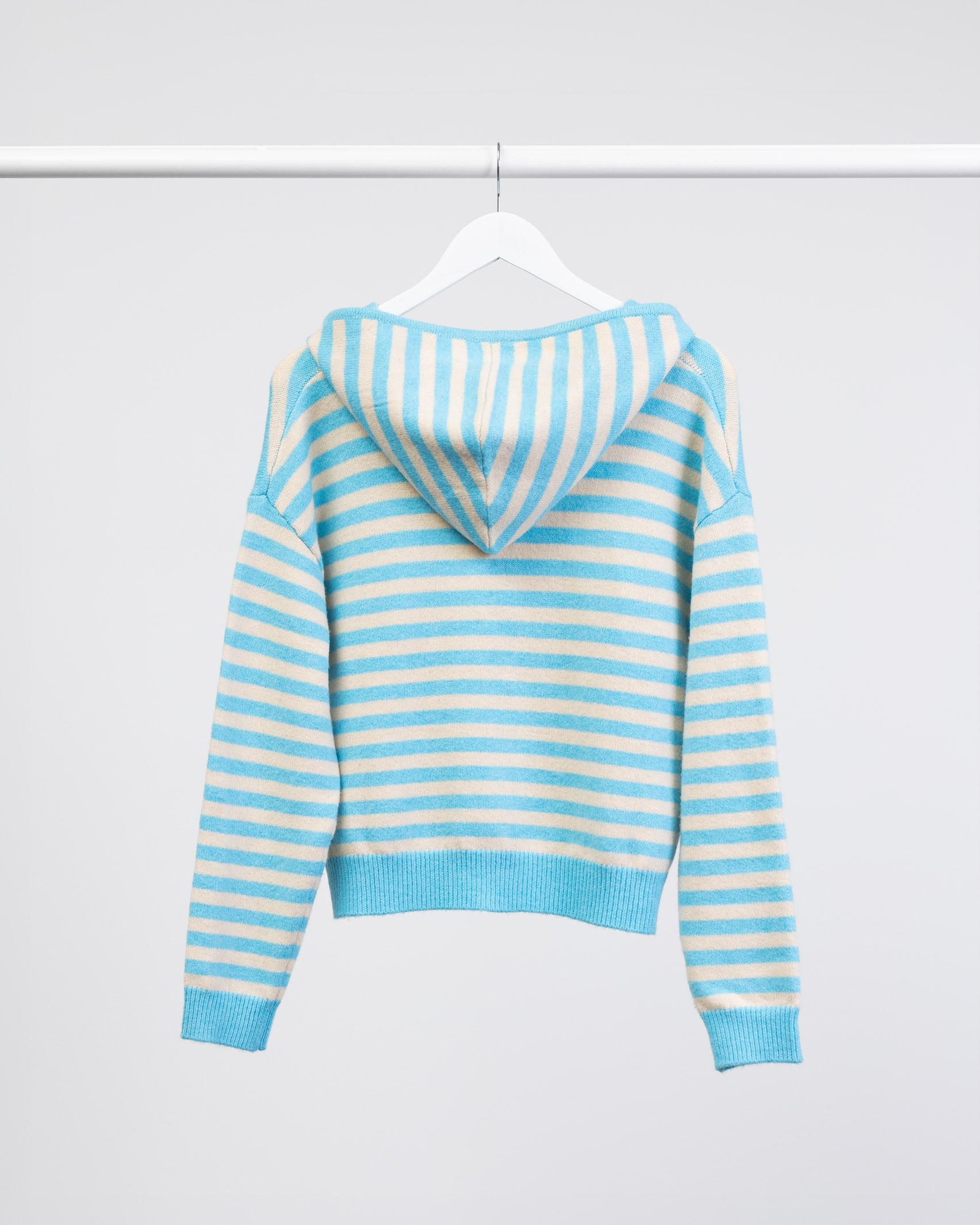 Gestreifte Strickjacke mit Kapuze