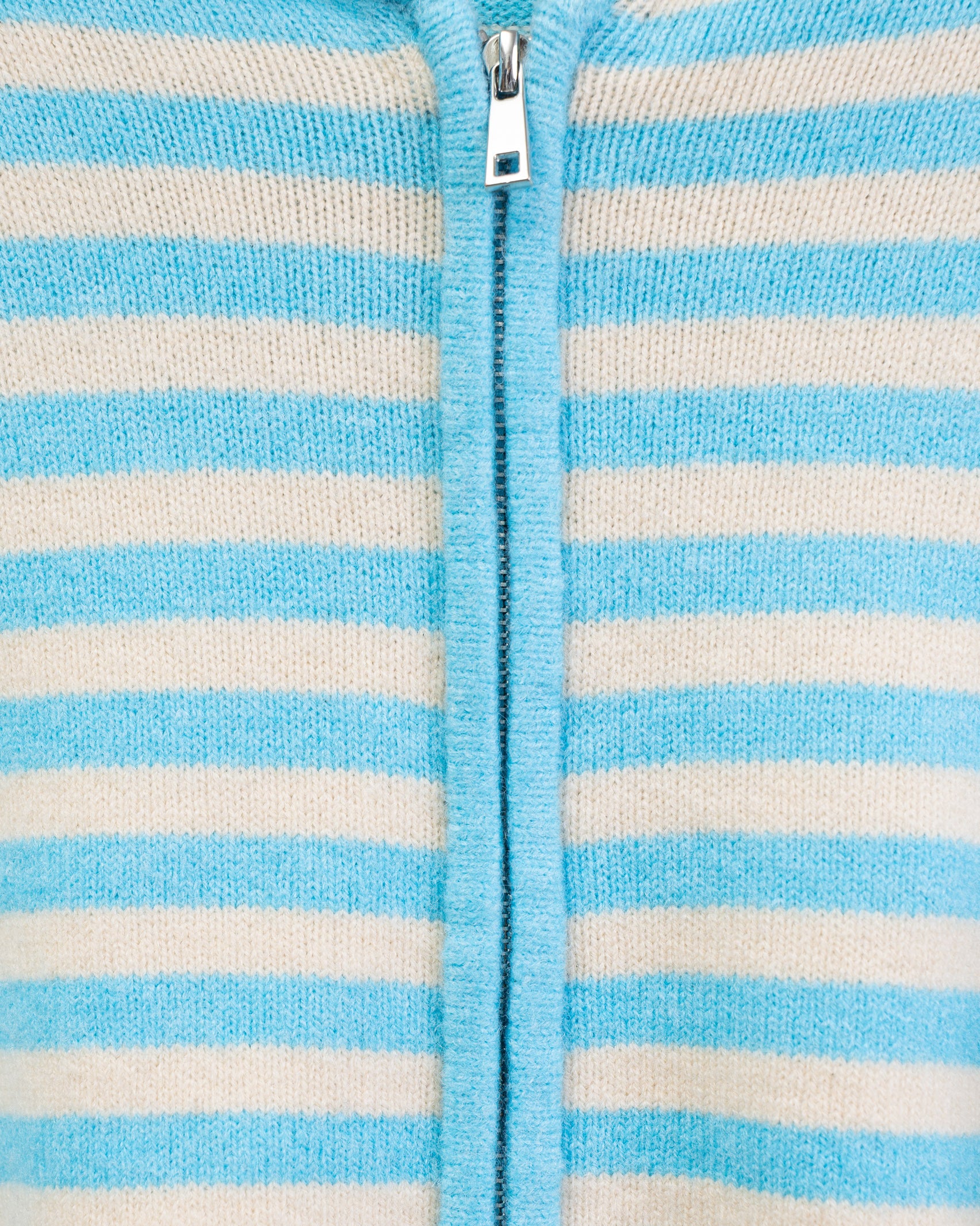 Gestreifte Strickjacke mit Kapuze