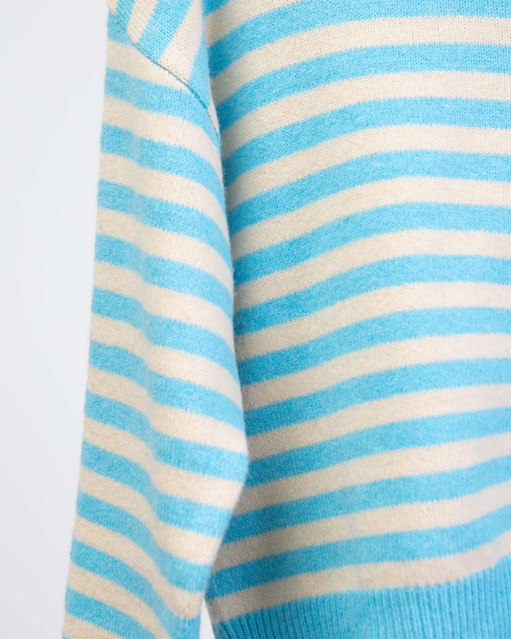 Gestreifte Strickjacke mit Kapuze