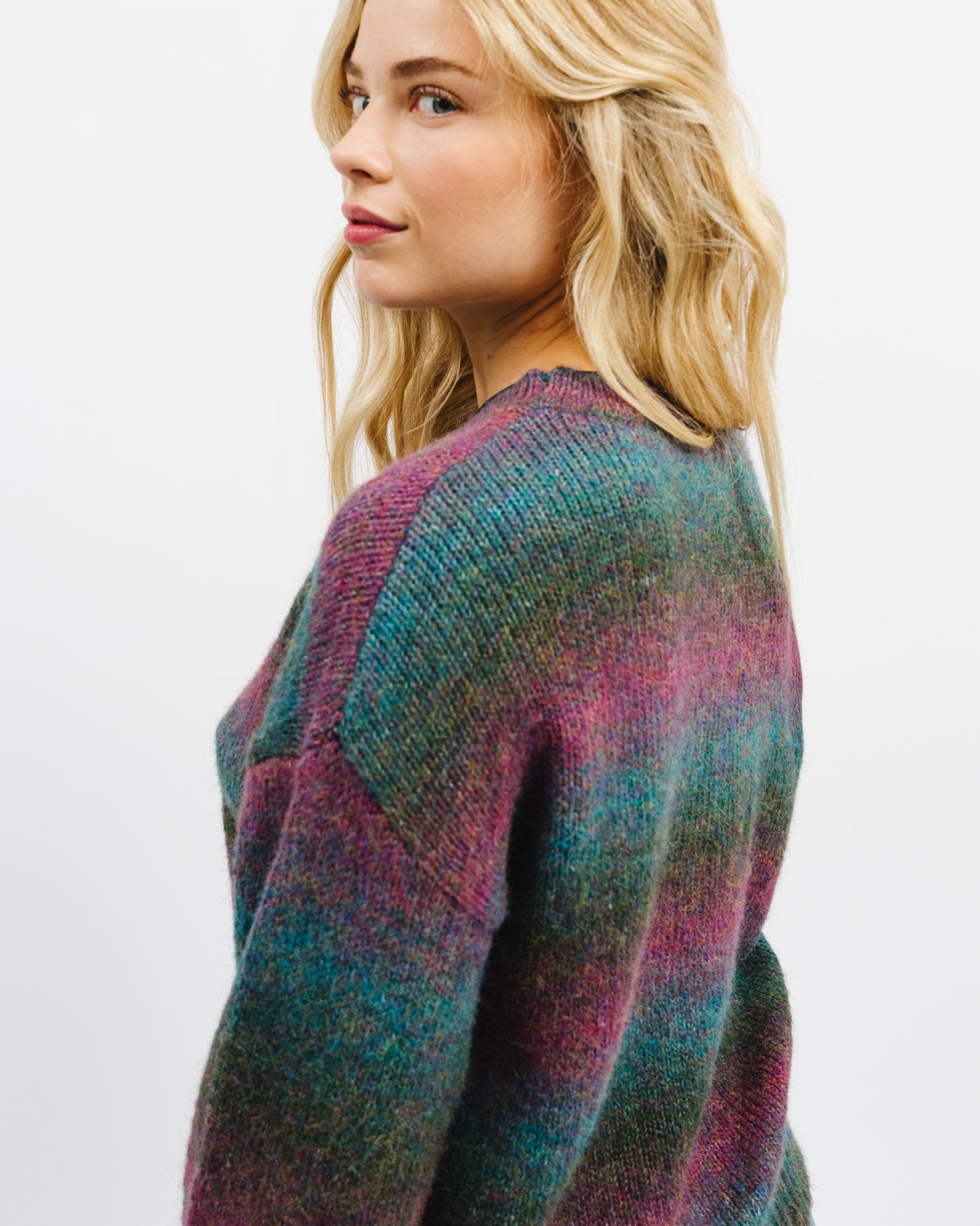 Pullover mit lila-grünem Farbverlauf | Broke + Schön –