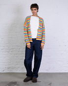 Strickjacke in Regenbogenfarben