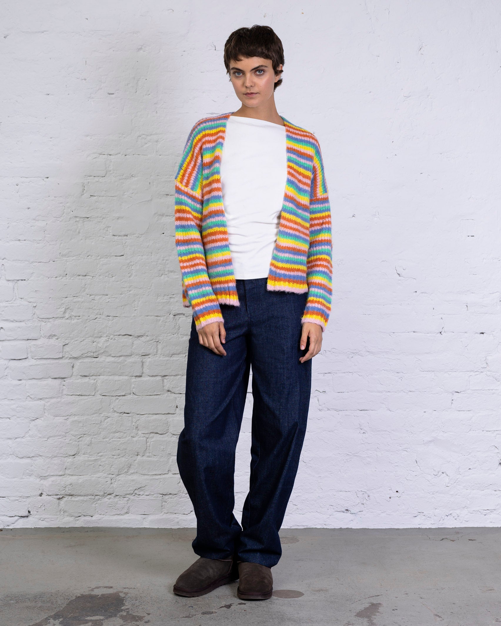 Strickjacke in Regenbogenfarben