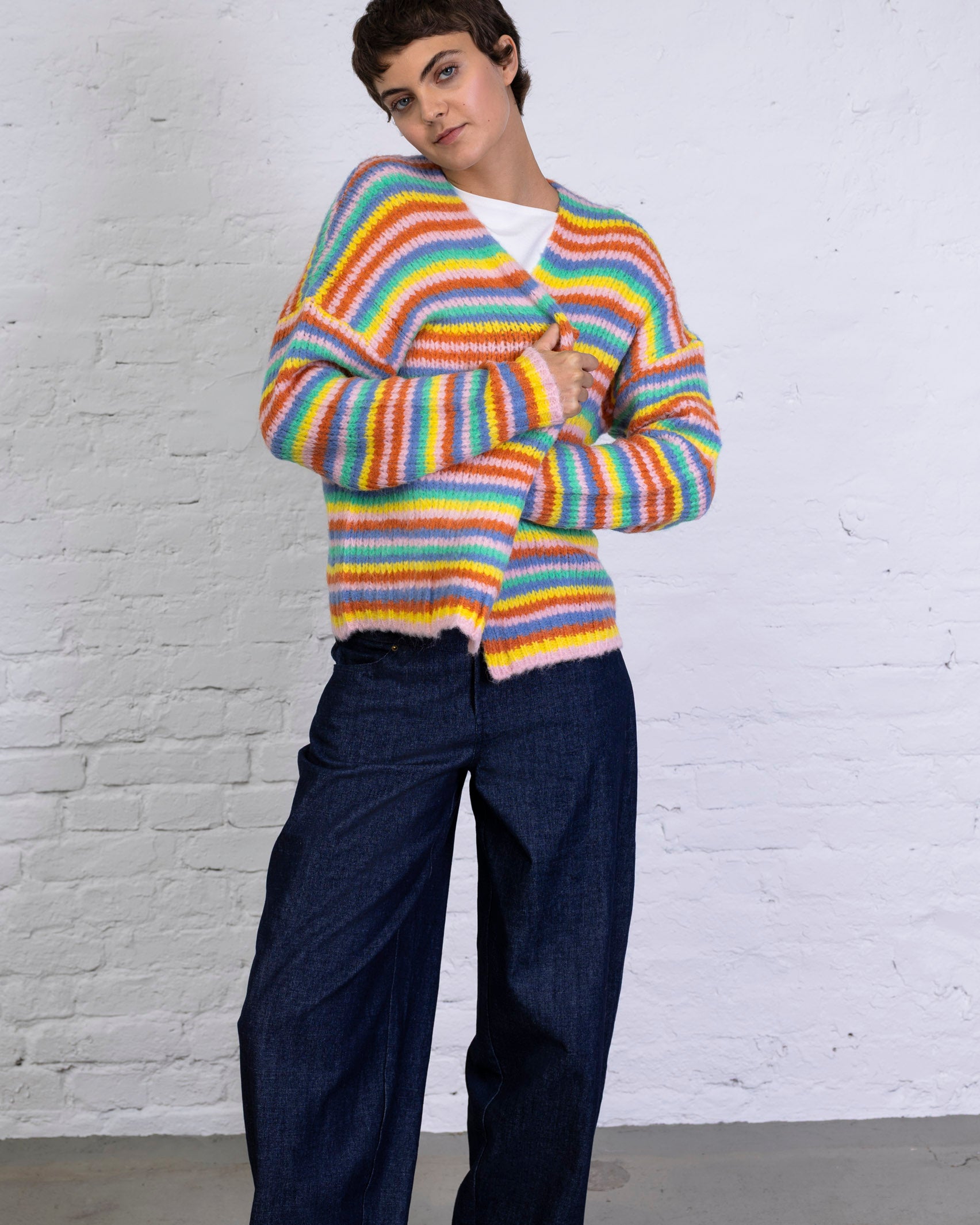 Strickjacke in Regenbogenfarben