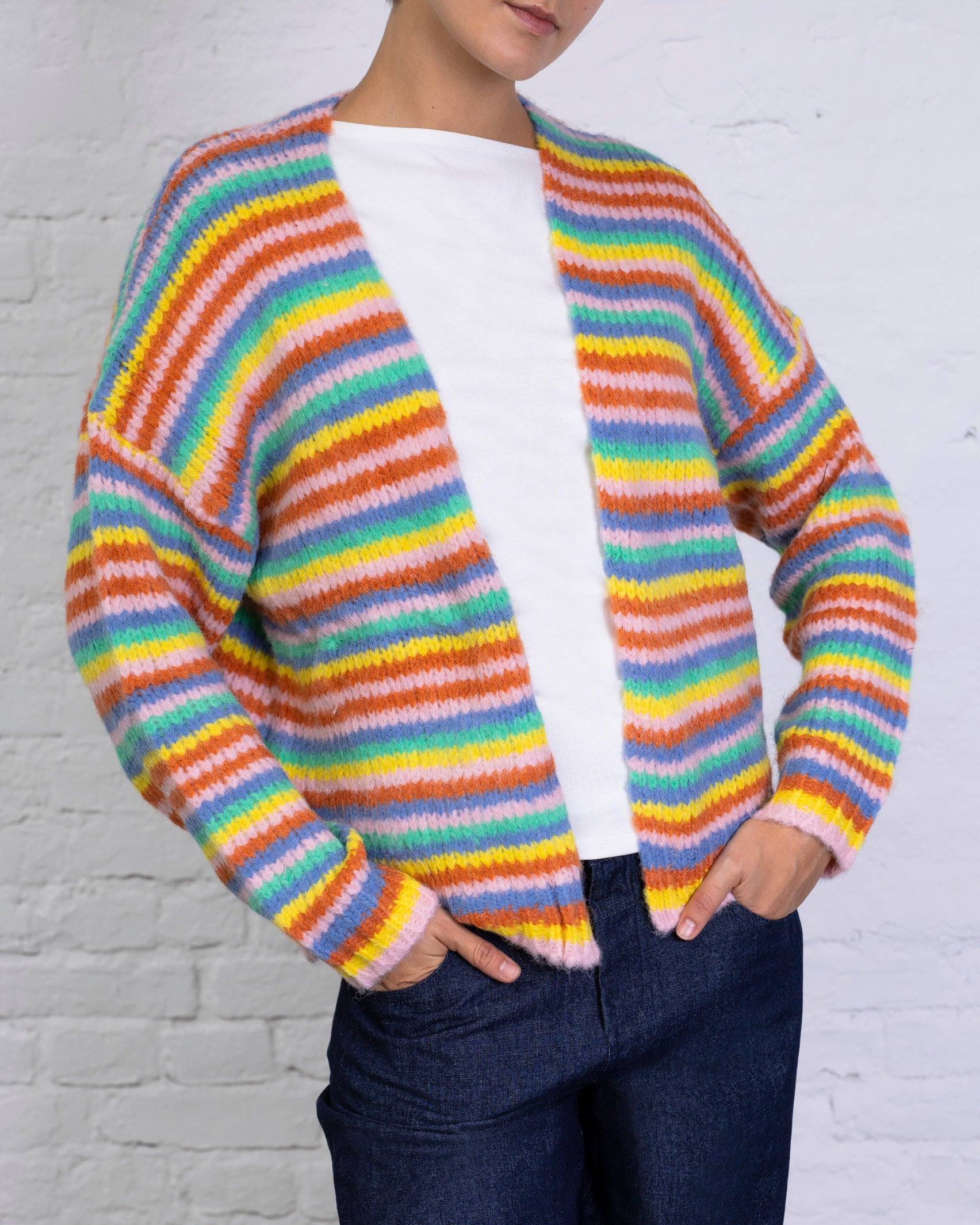 Strickjacke in Regenbogenfarben