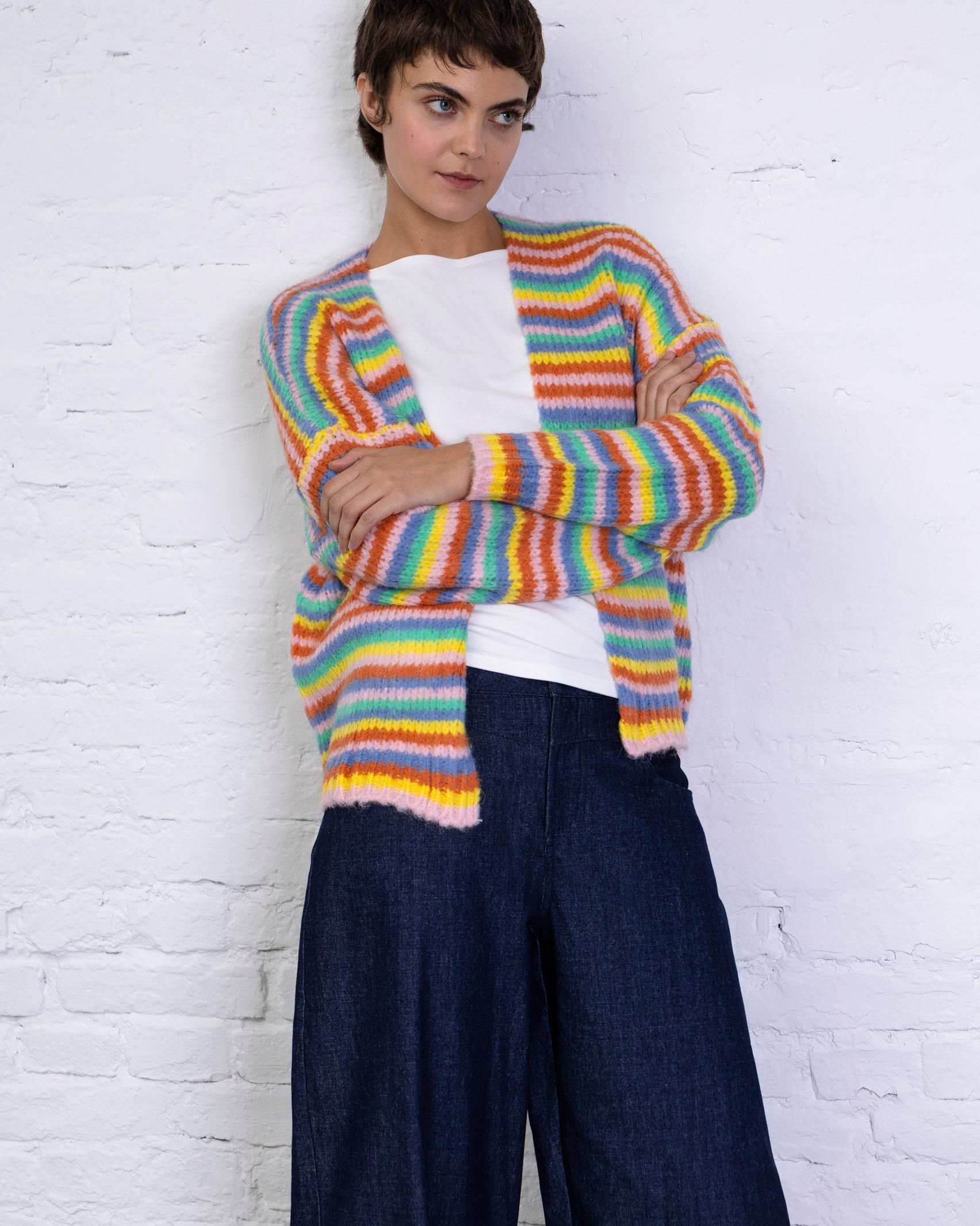 Strickjacke in Regenbogenfarben