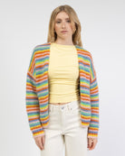 Strickjacke in Regenbogenfarben