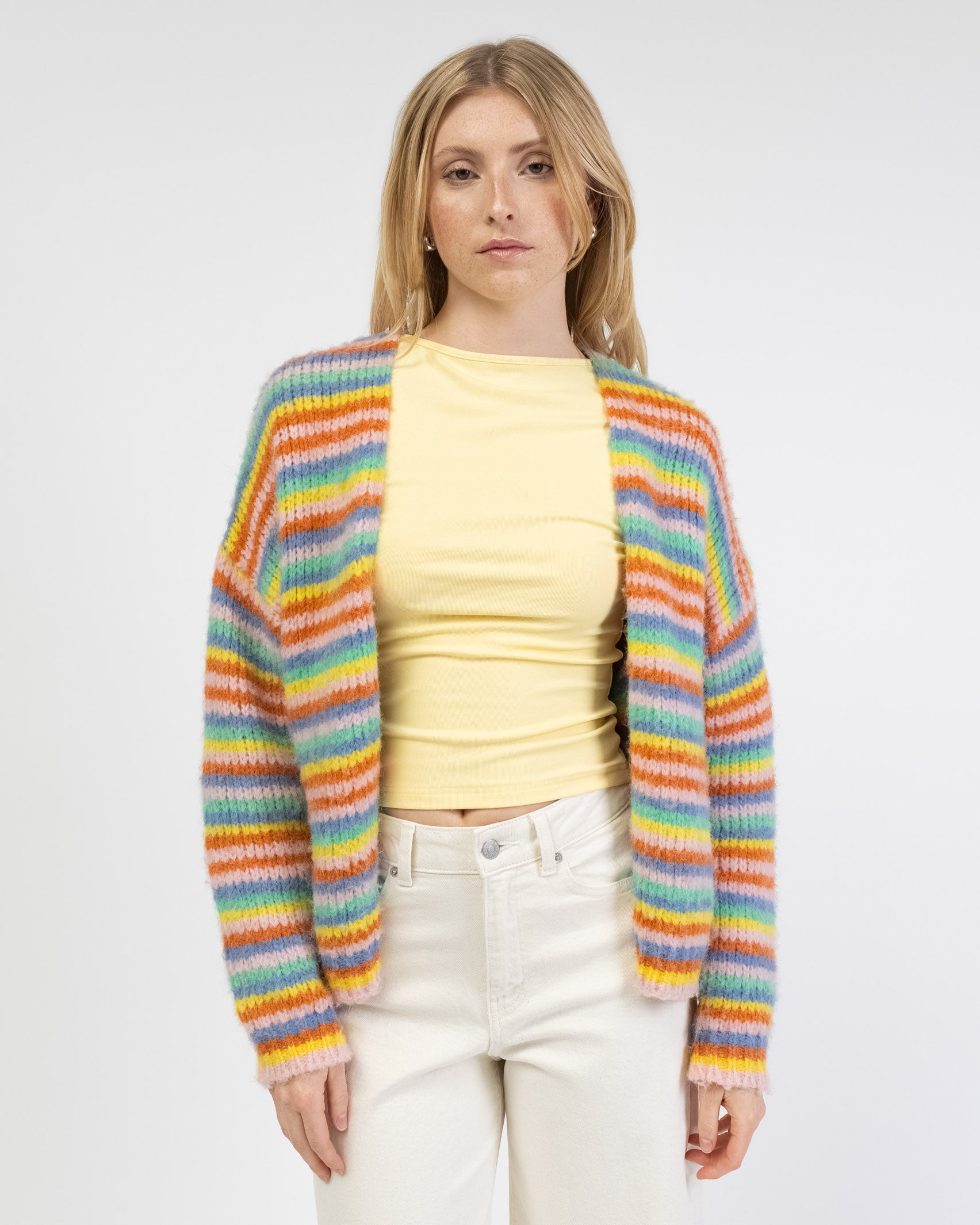 Strickjacke in Regenbogenfarben