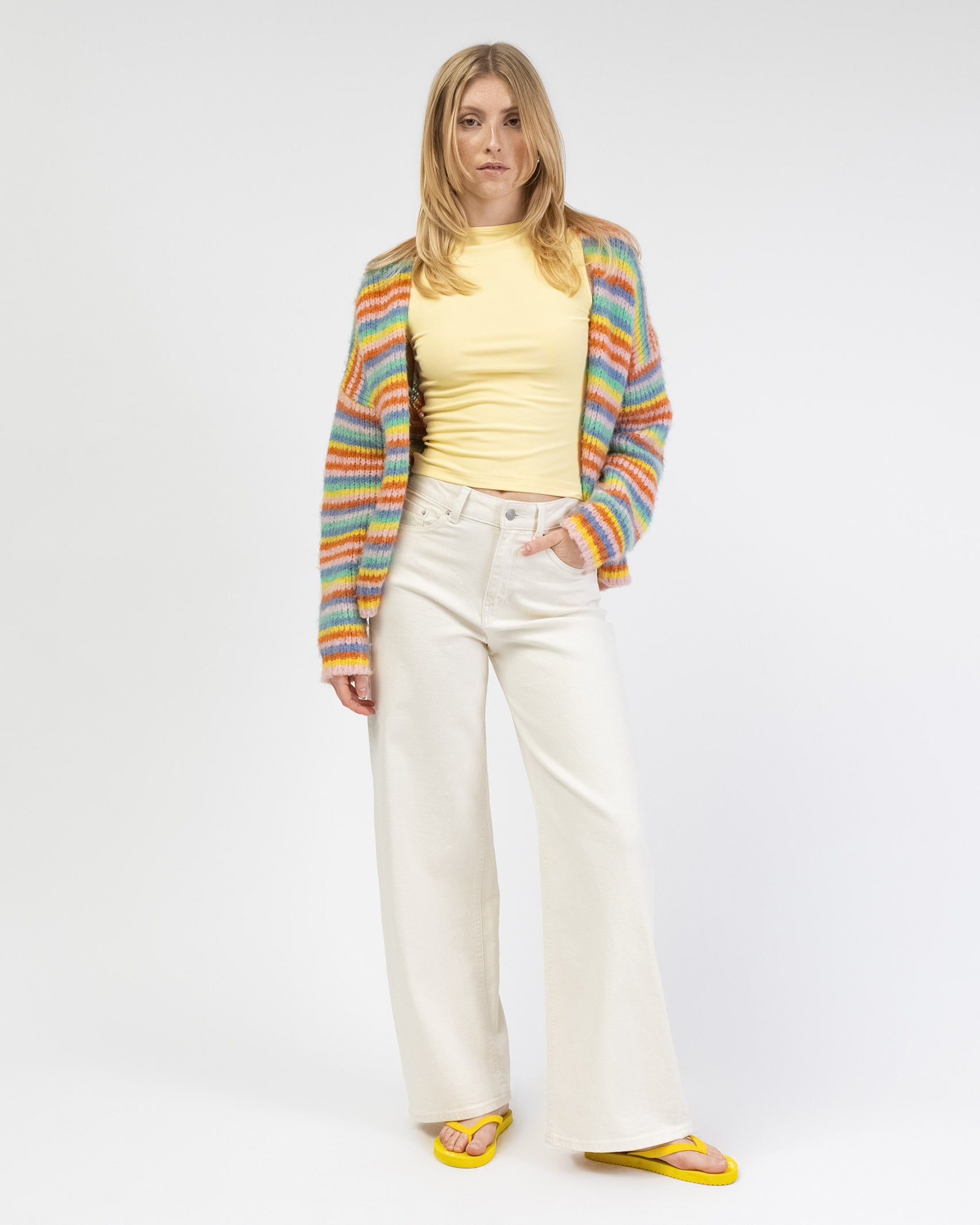 Strickjacke in Regenbogenfarben