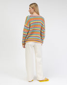 Strickjacke in Regenbogenfarben