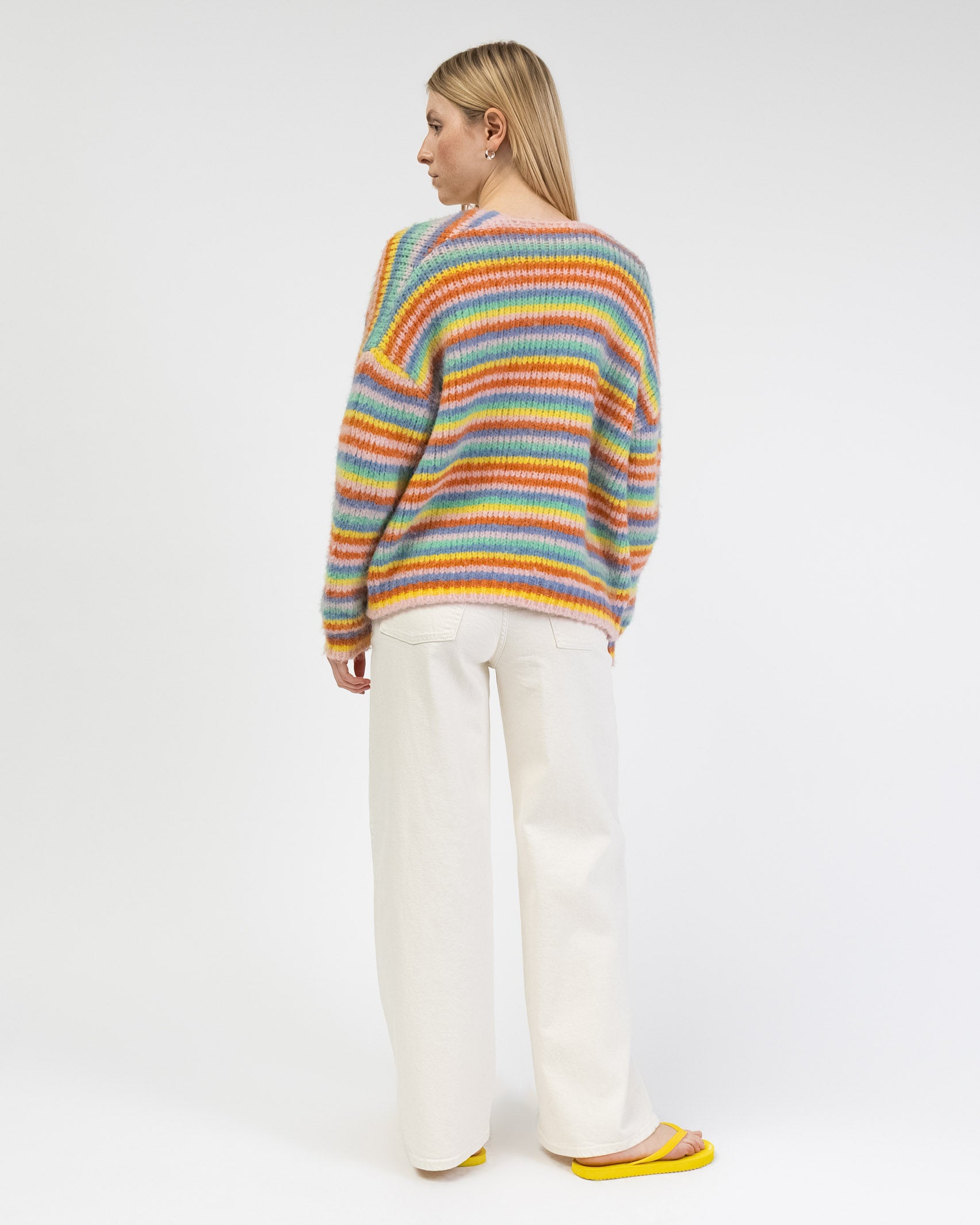 Strickjacke in Regenbogenfarben