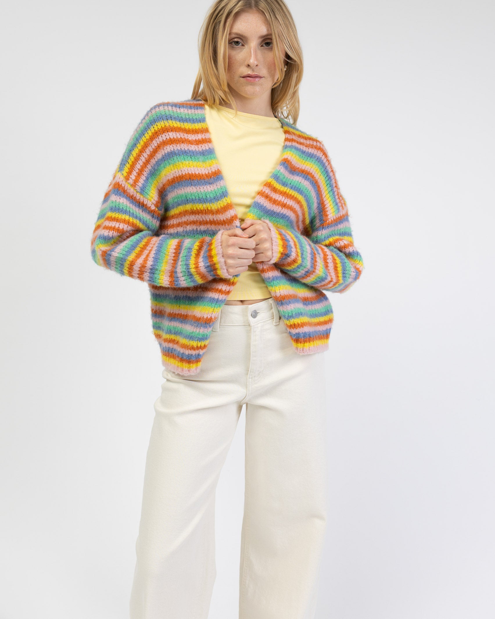 Strickjacke in Regenbogenfarben