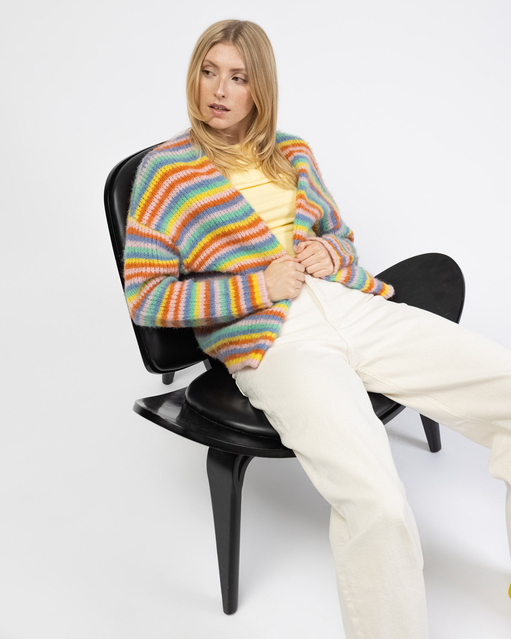 Strickjacke in Regenbogenfarben