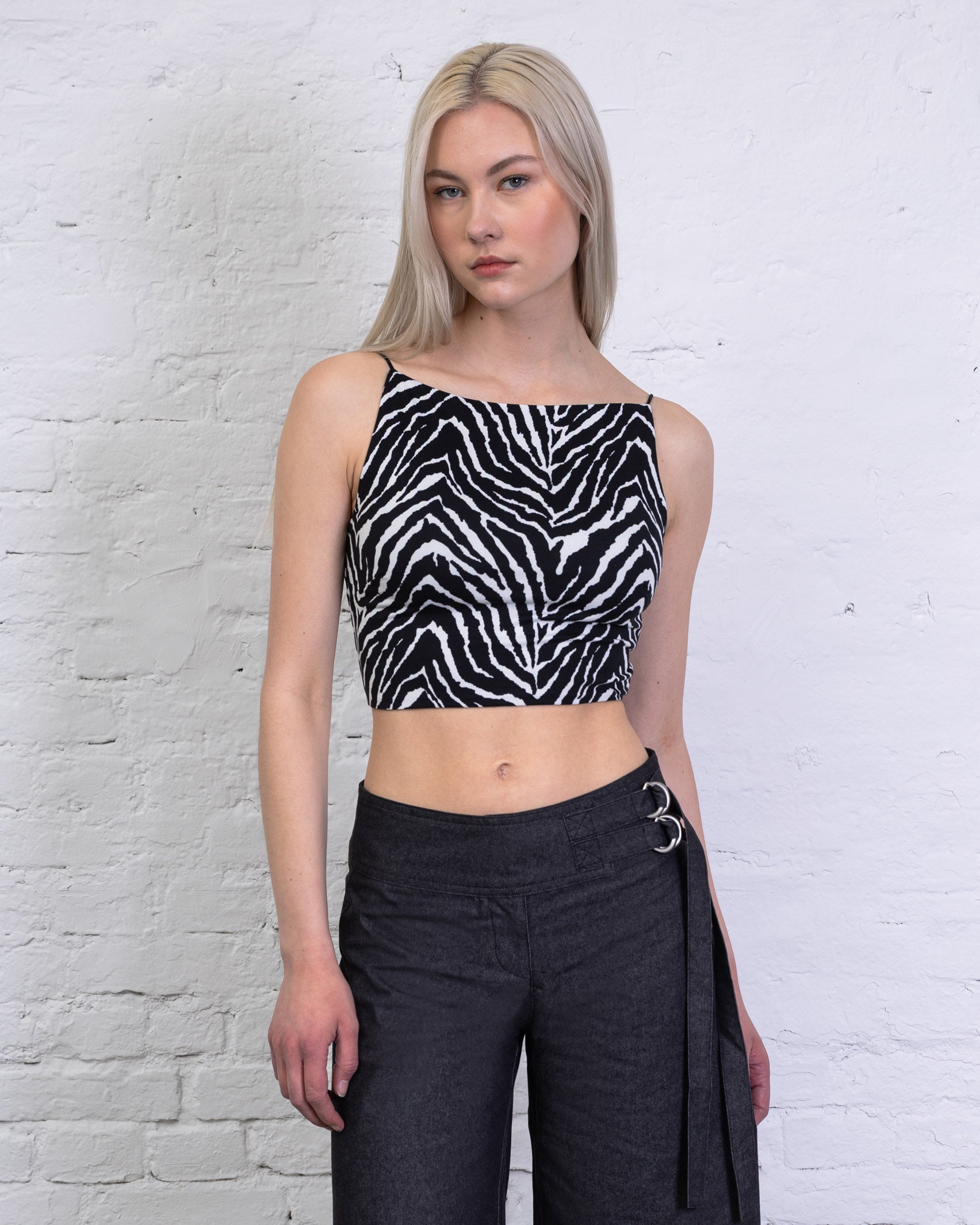 Basic Top mit tiefem Rückenausschnitt mit Zebraprint